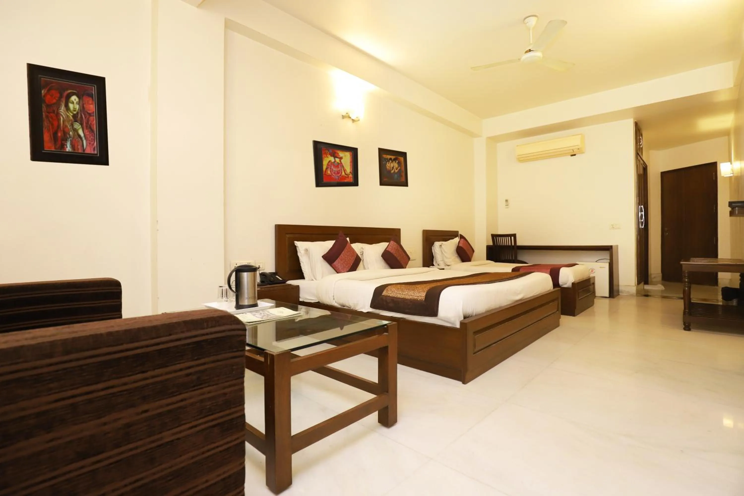 Living room, Bed in Hotel Shanti Villa- New Delhi Railway Station