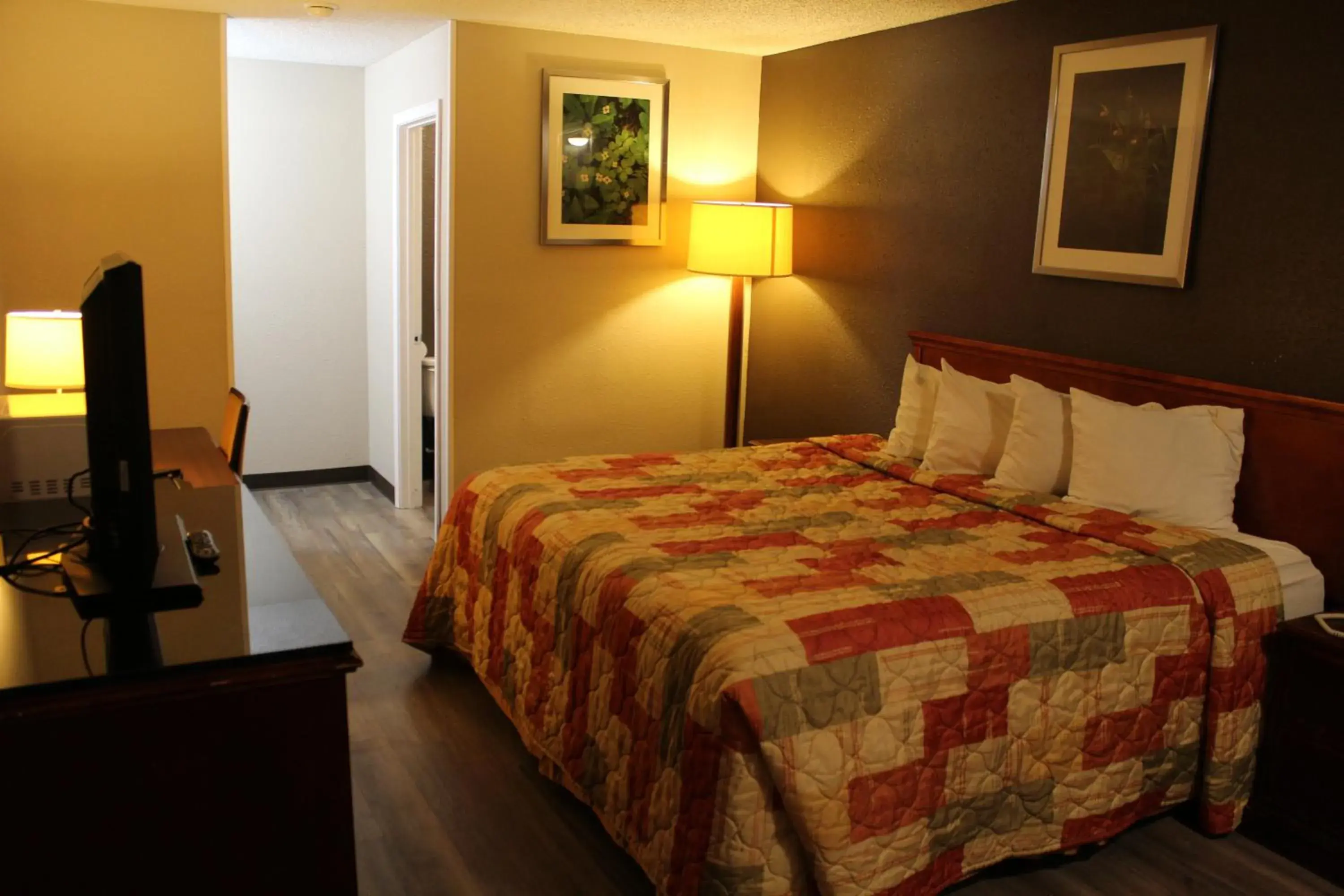 Deluxe King Room in Regency Inn Deluxe King Room in Regency Inn