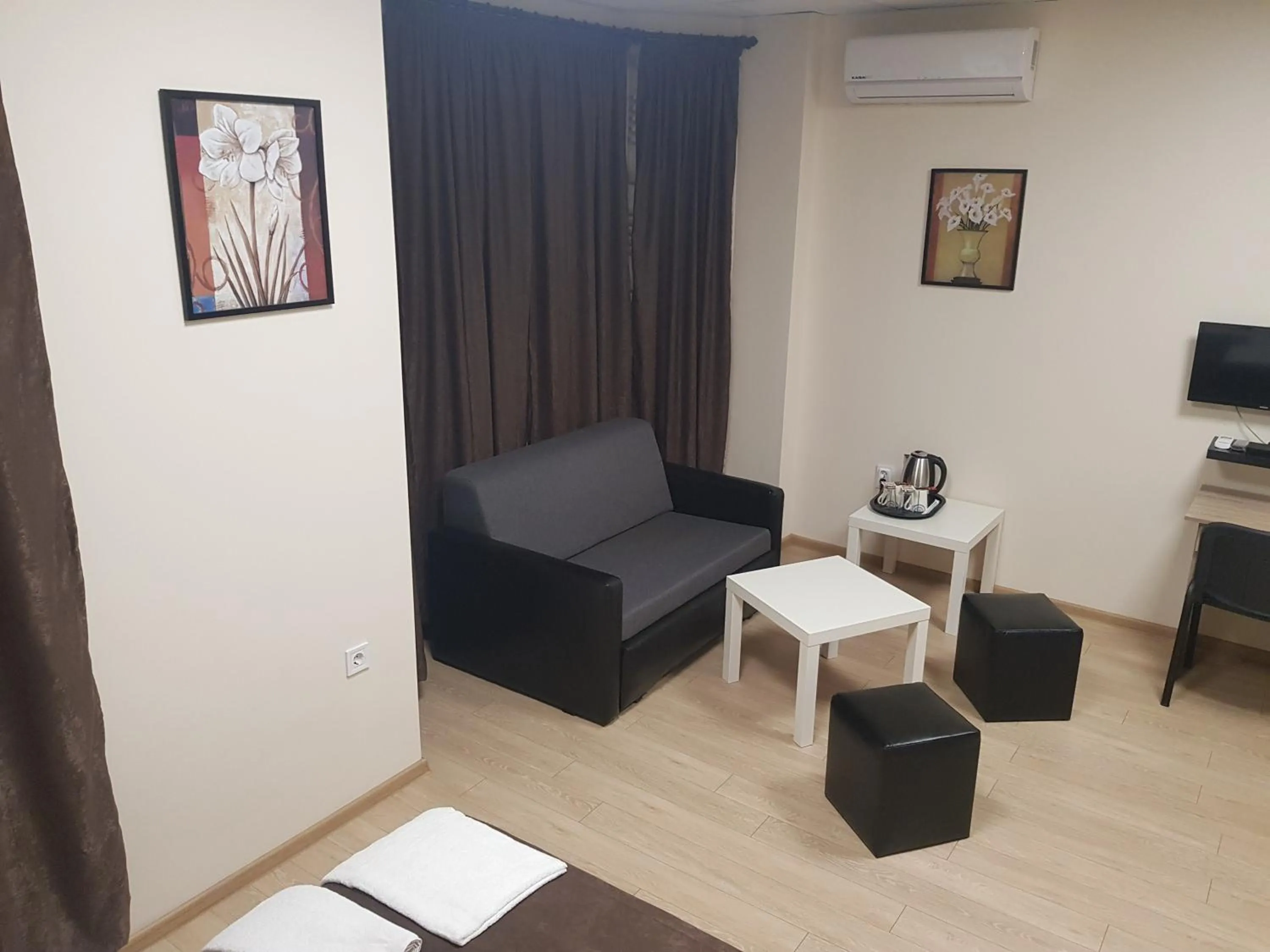 Communal lounge/ TV room in Twain Apart&Rooms