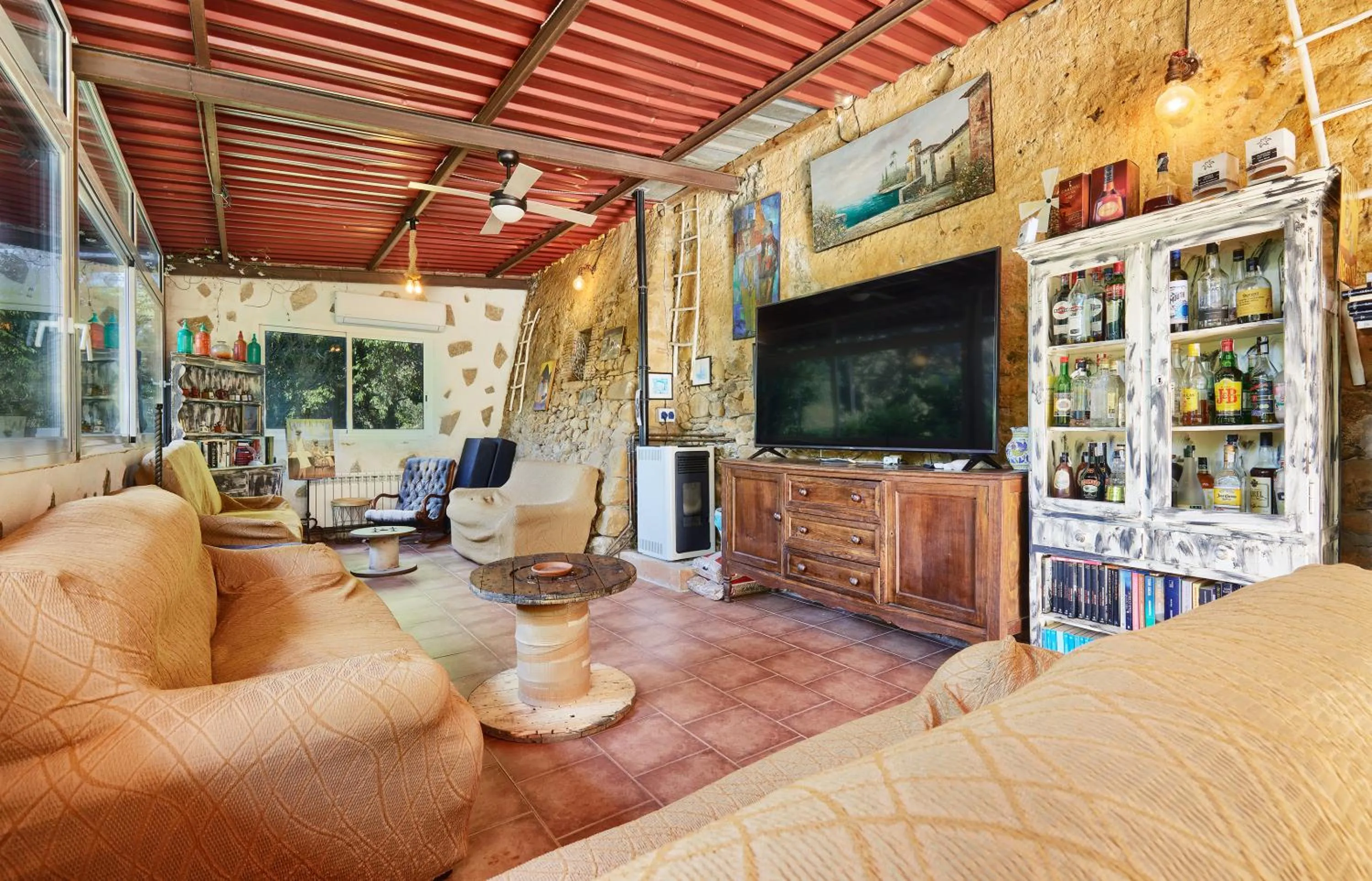 Communal lounge/ TV room in Mas Torrencito Pet Friendly