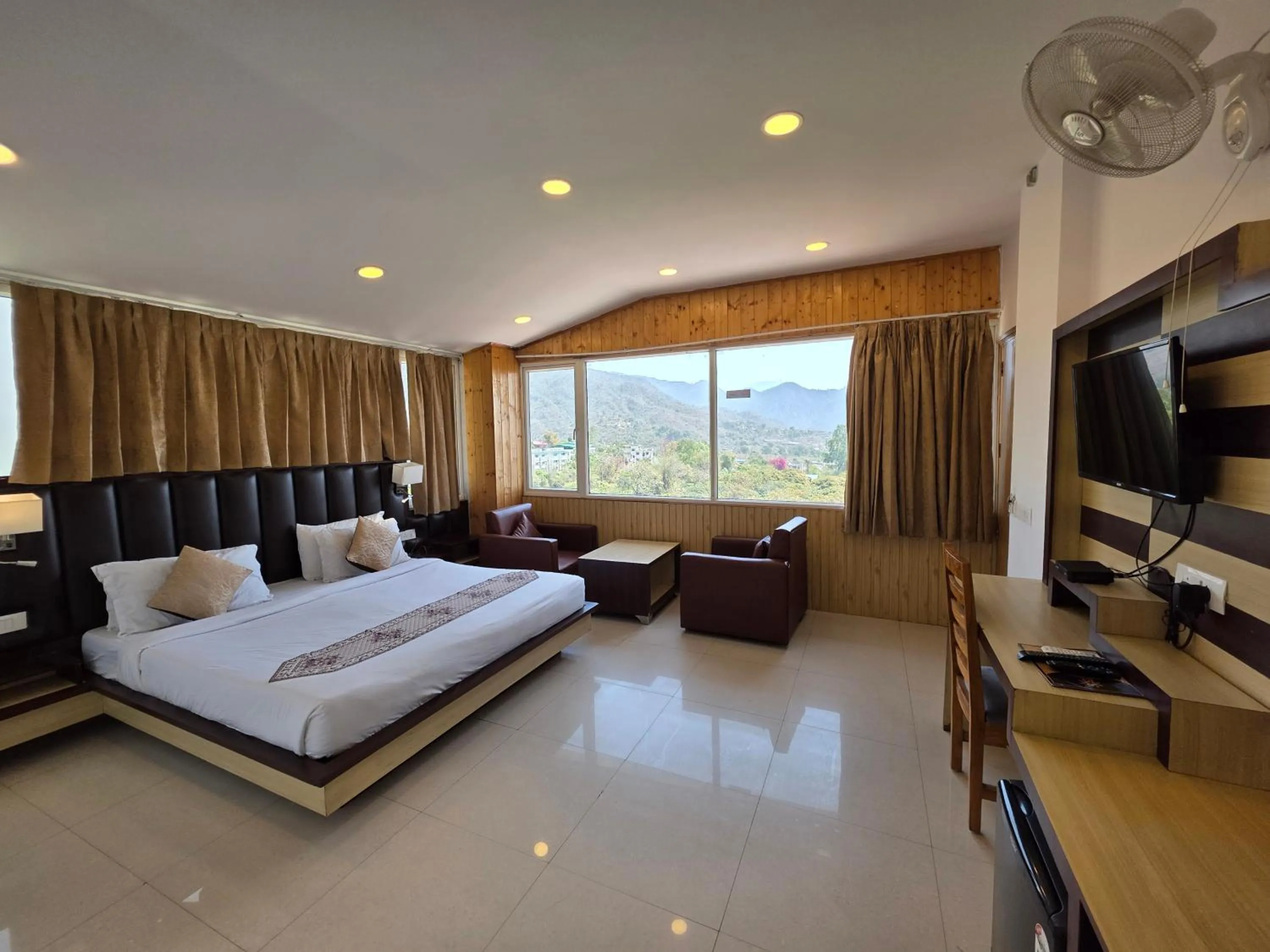 Bed in Hotel Rajpur Heights