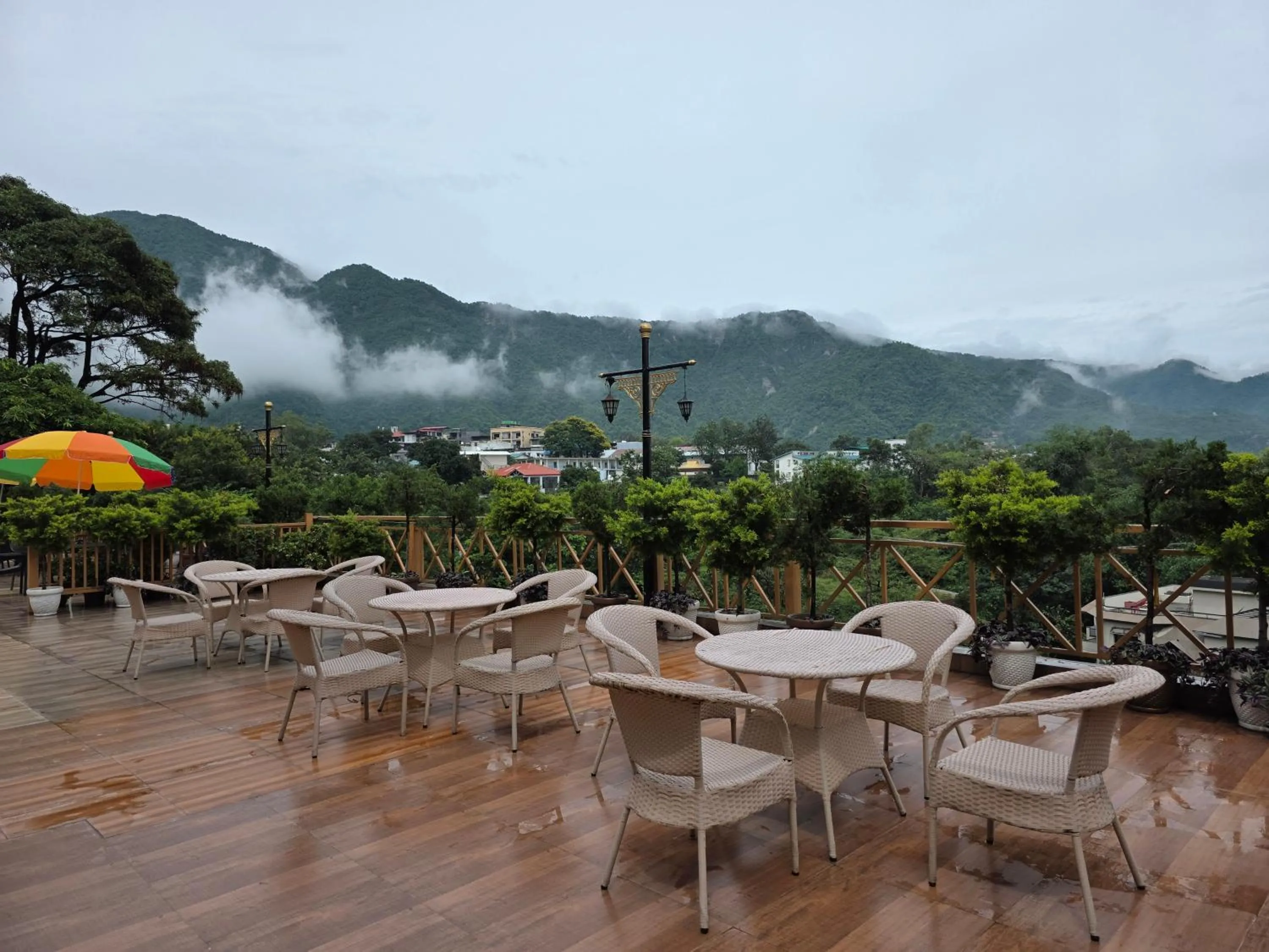 Restaurant/places to eat in Hotel Rajpur Heights