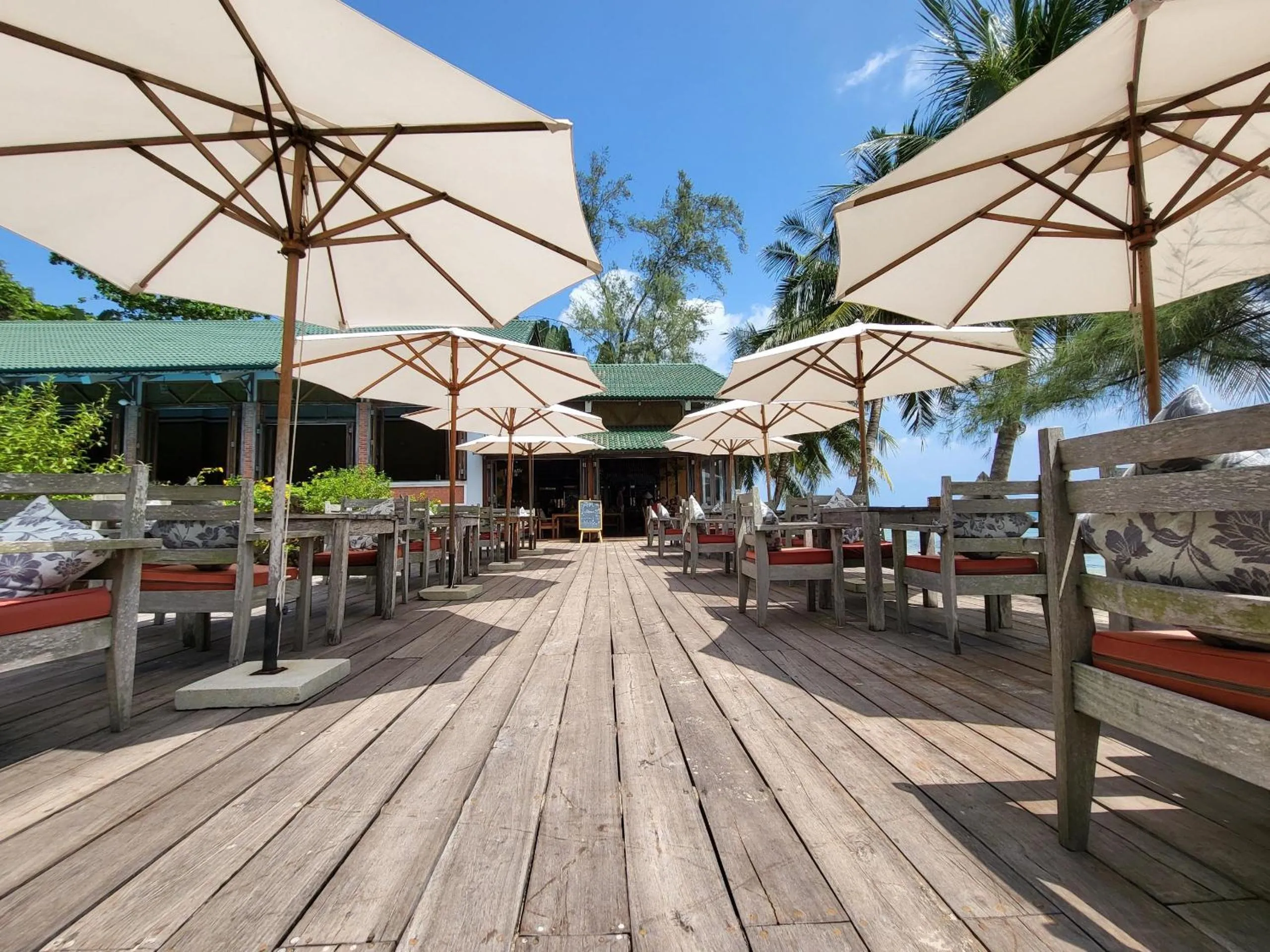 Restaurant/places to eat in Ancarine Beach Resort