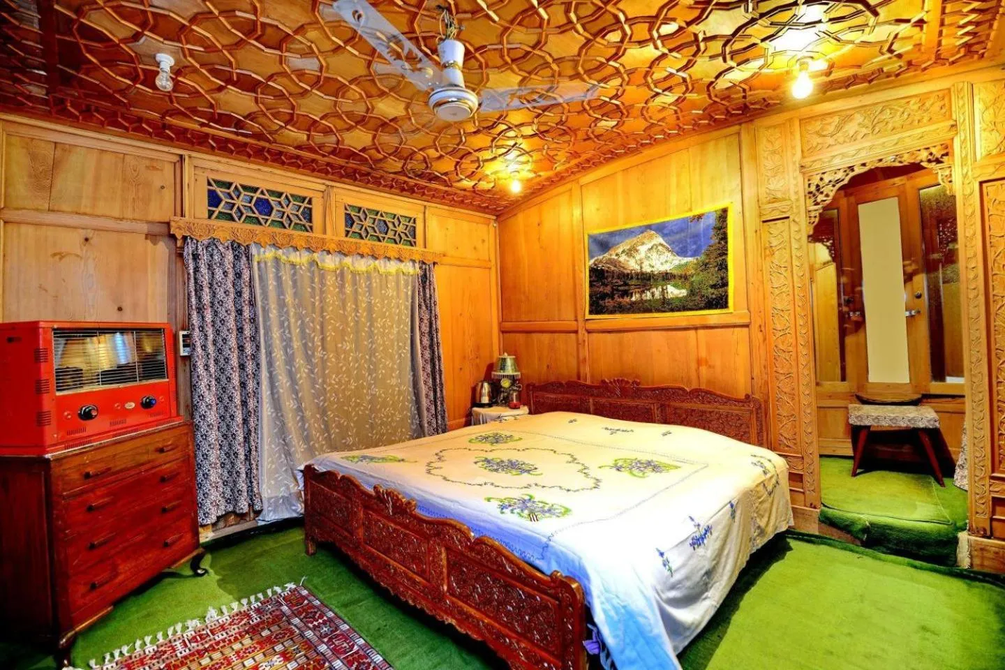Photo of the whole room, Bed in Golden Crest DALLAKE