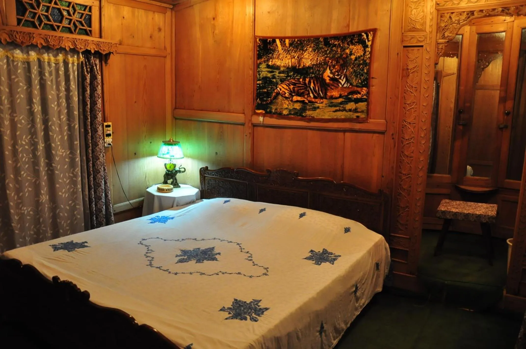 Bedroom, Bed in Golden Crest DALLAKE
