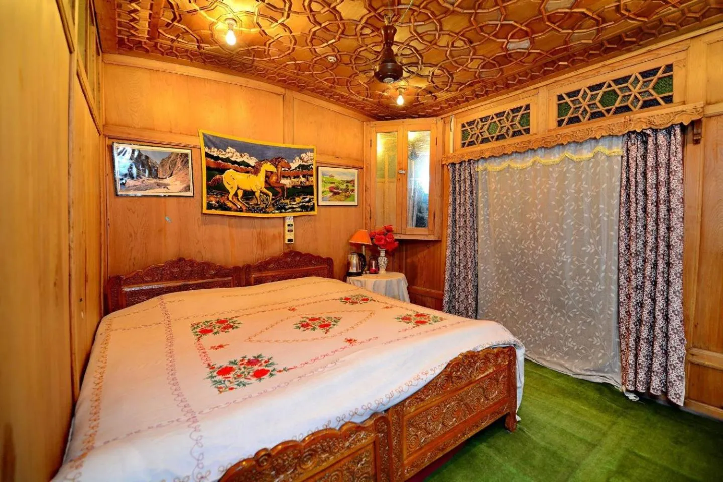 Photo of the whole room, Bed in Golden Crest DALLAKE