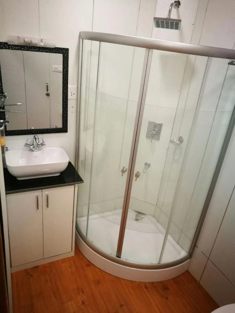 Shower in Golden Crest DALLAKE