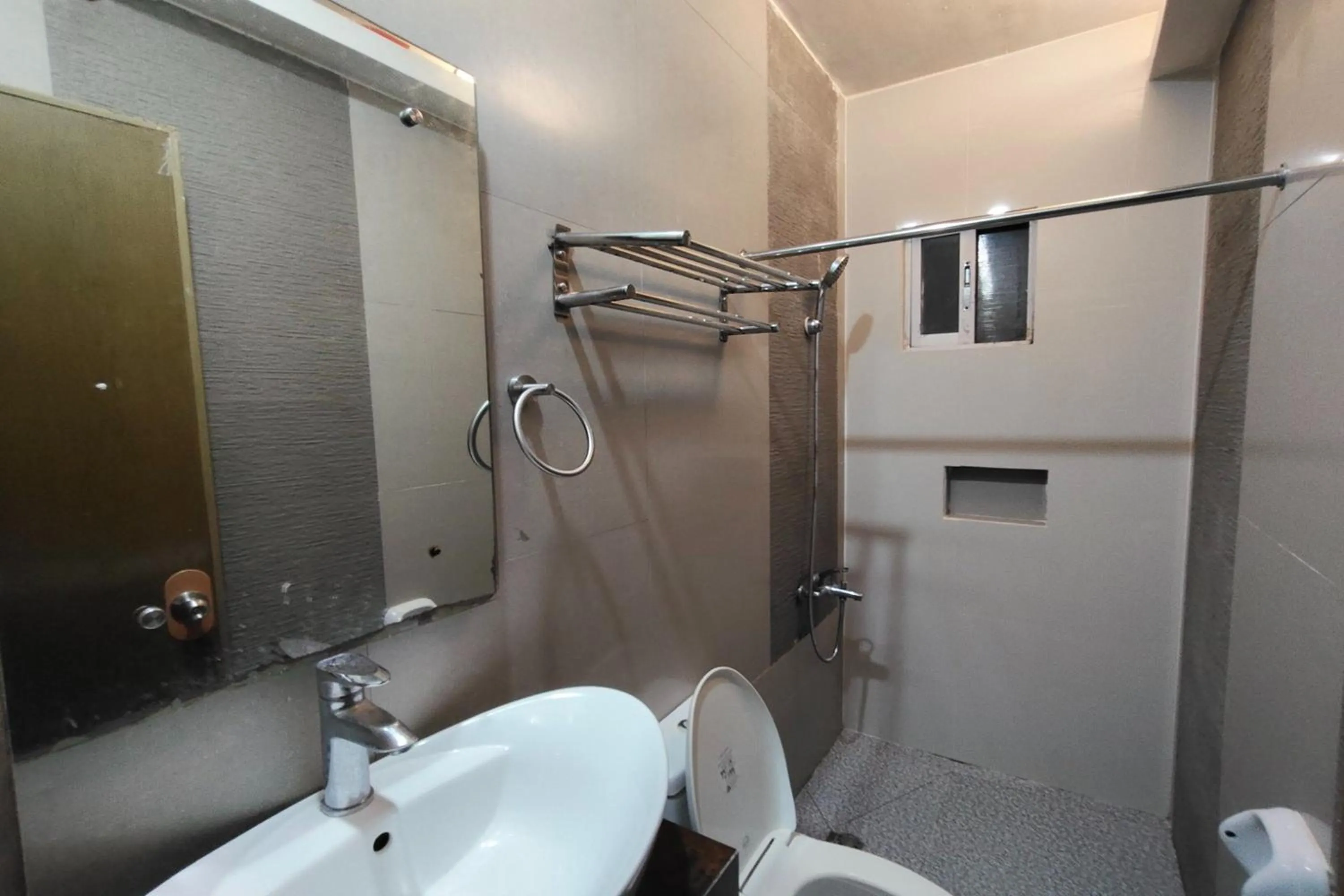 Shower in Taj Guesthouse Boracay