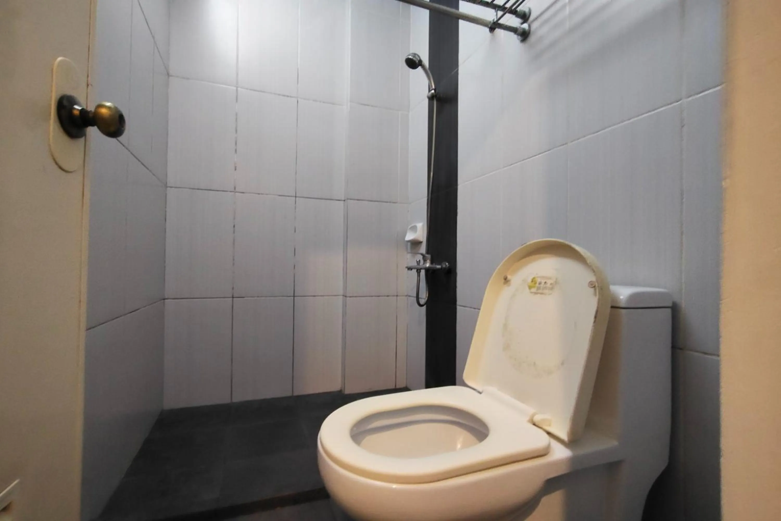 Toilet in Taj Guesthouse Boracay