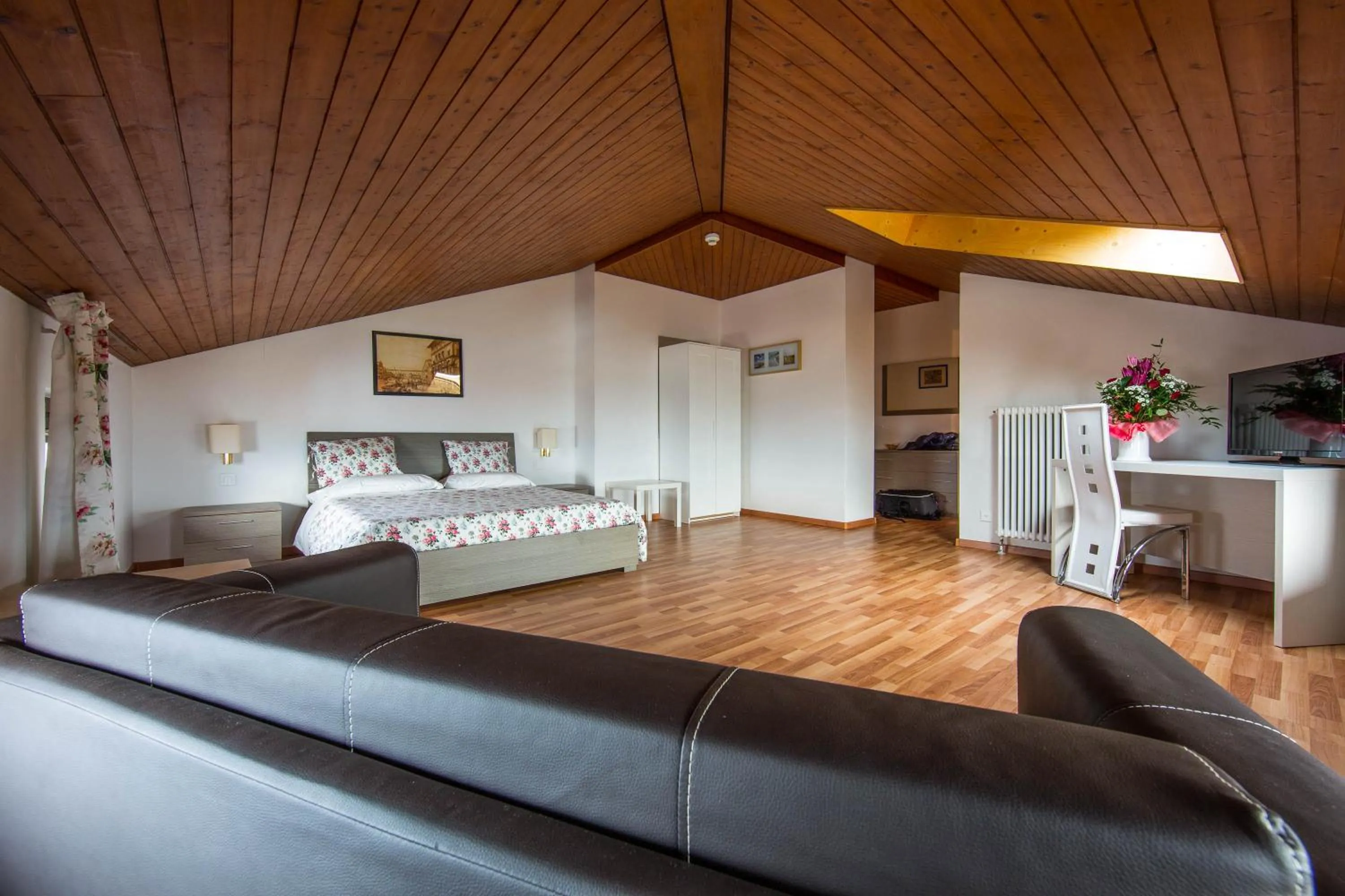 Photo of the whole room in Casa Zen