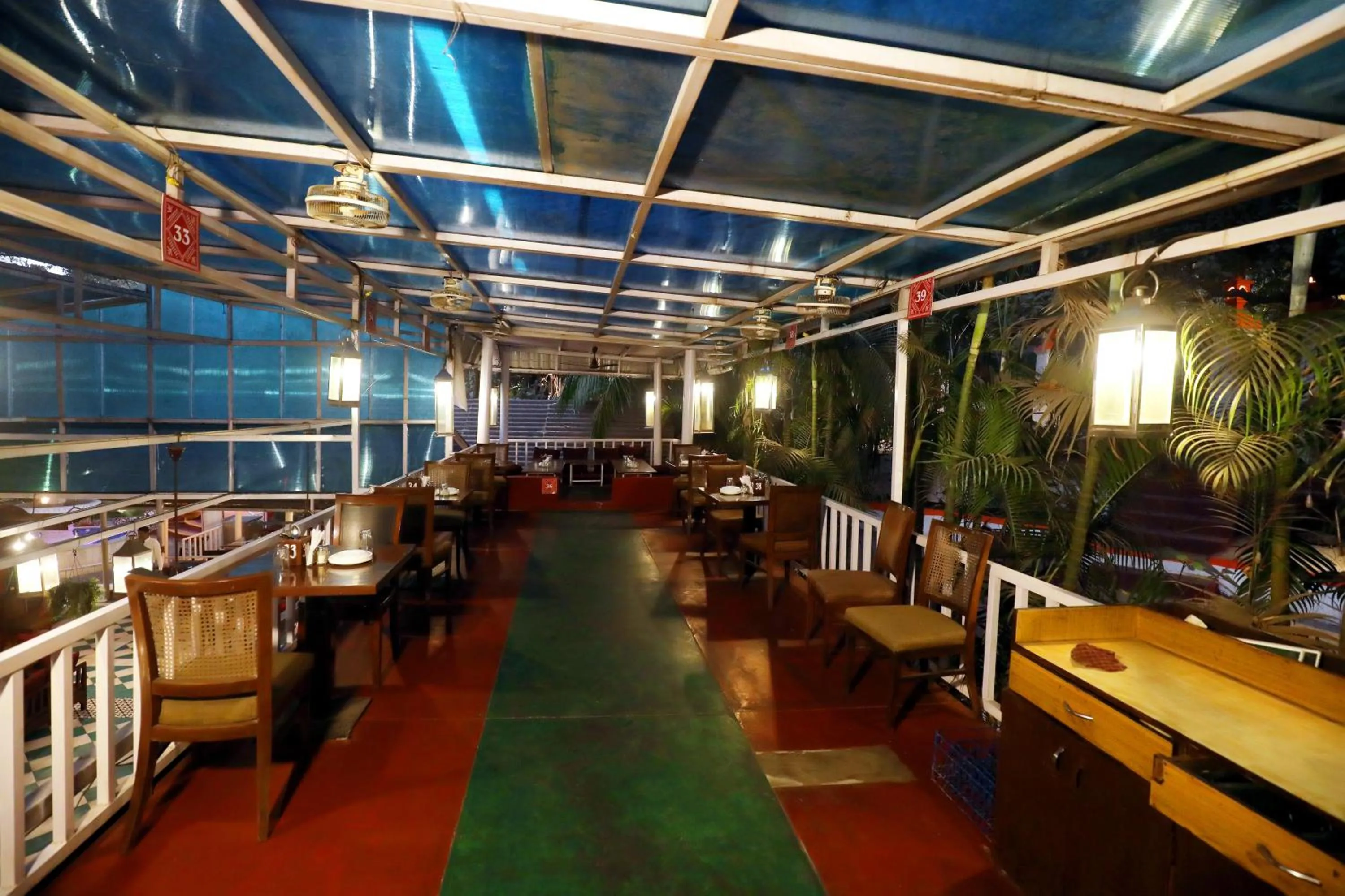 Restaurant/places to eat in Pali Village Resort