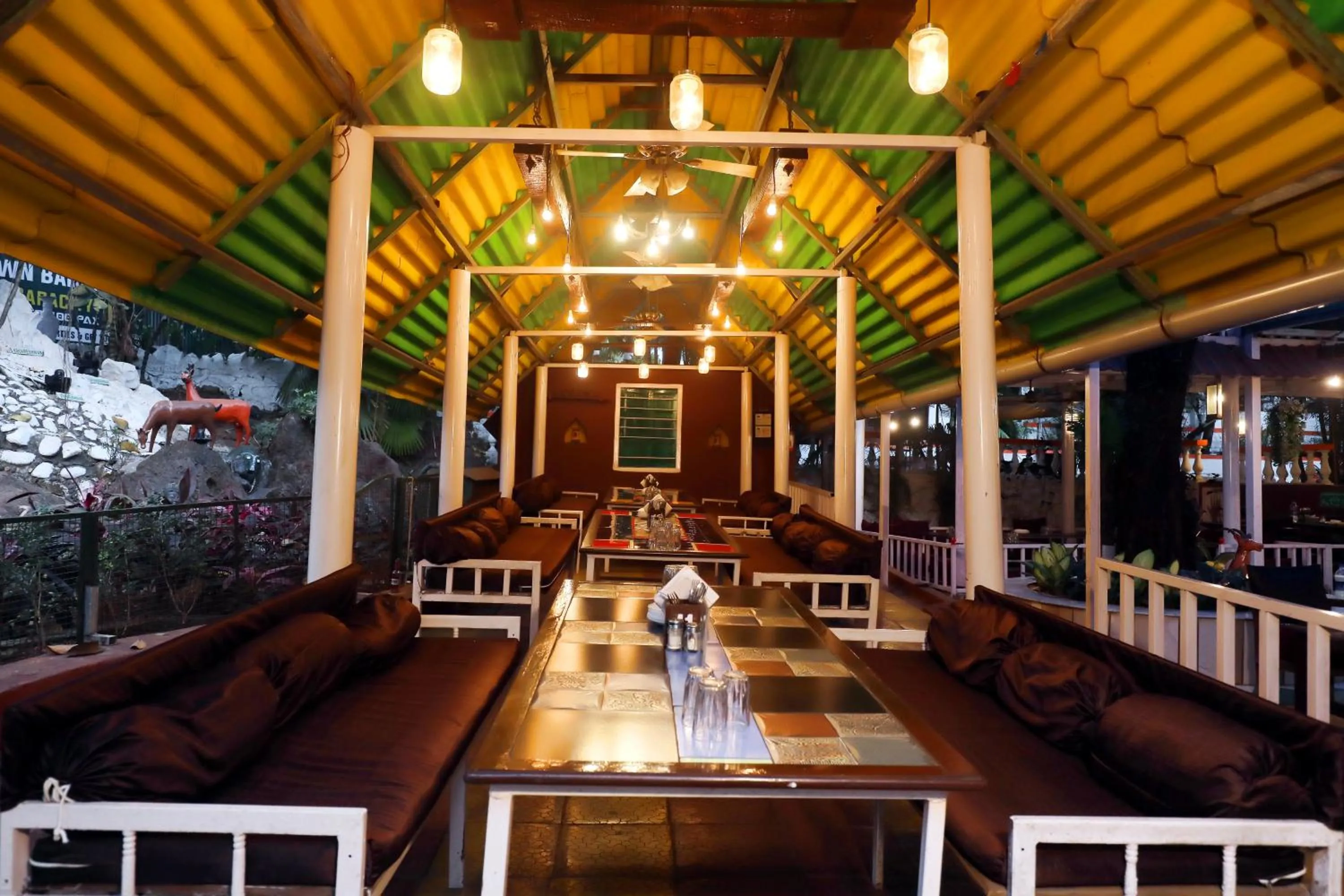 Restaurant/places to eat in Pali Village Resort