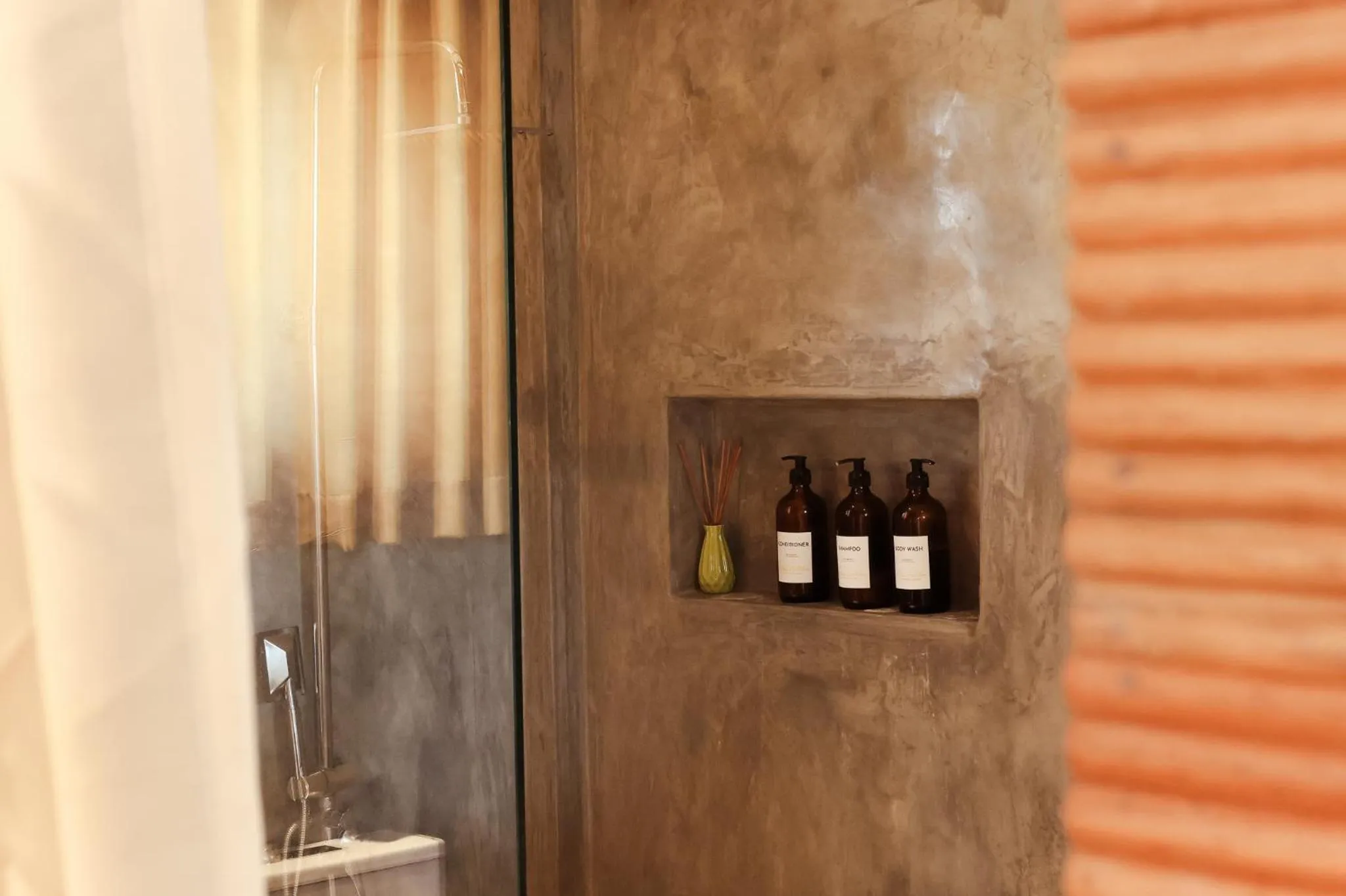 Shower in Stay Golden