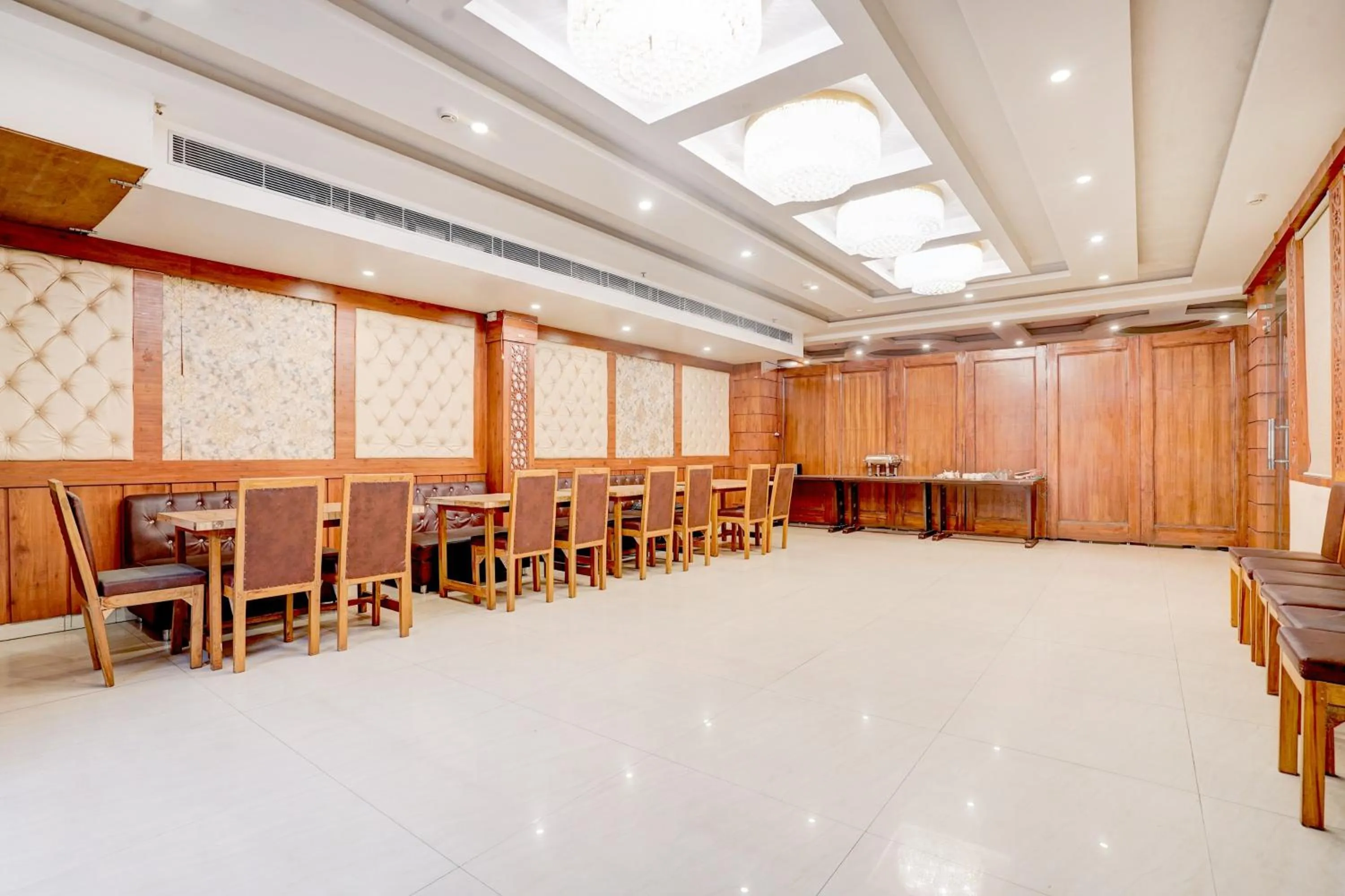 Restaurant/places to eat in Townhouse Oak Dehradun Court Formerly GK Residency