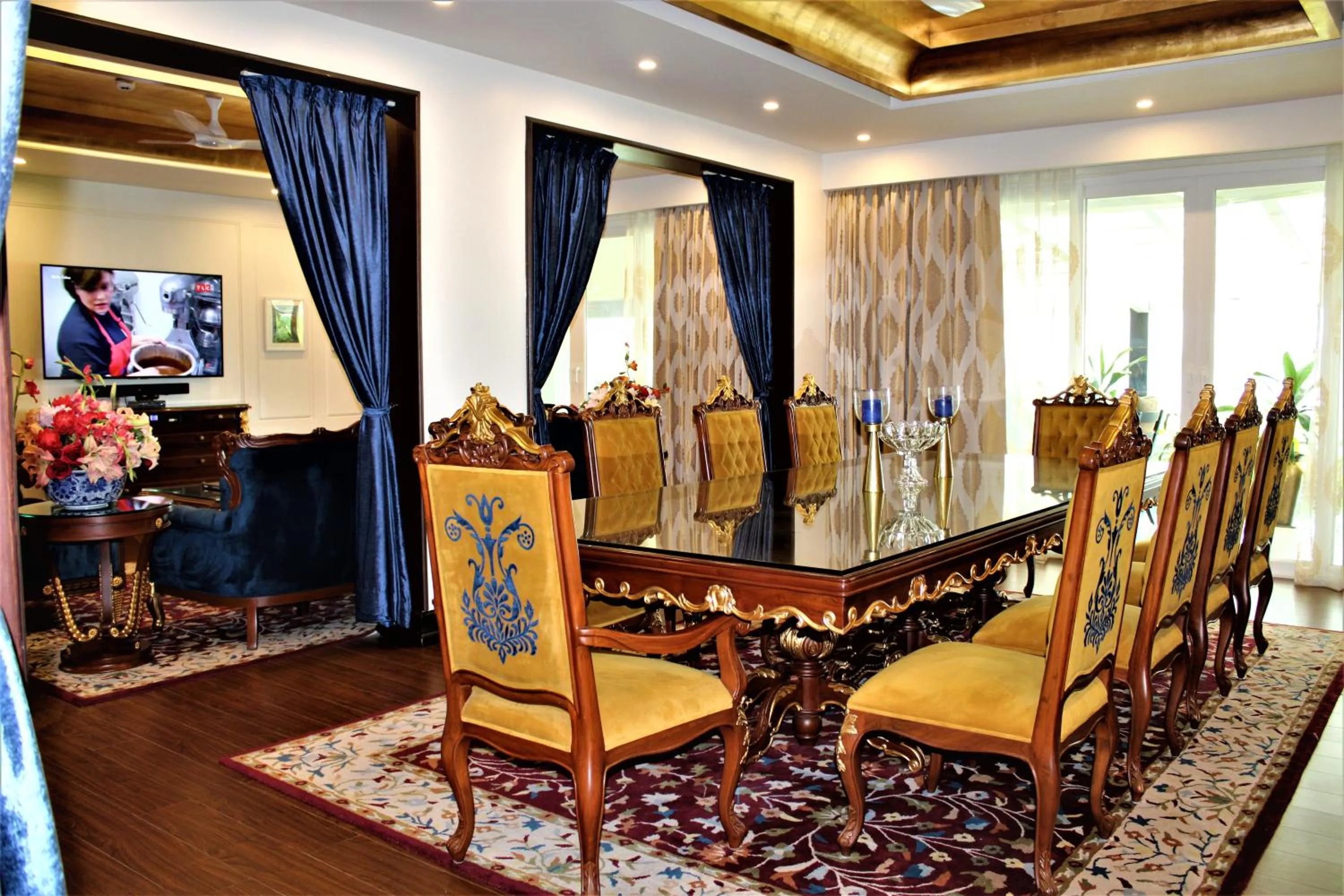 Dining area in MAYFAIR Lake Resort