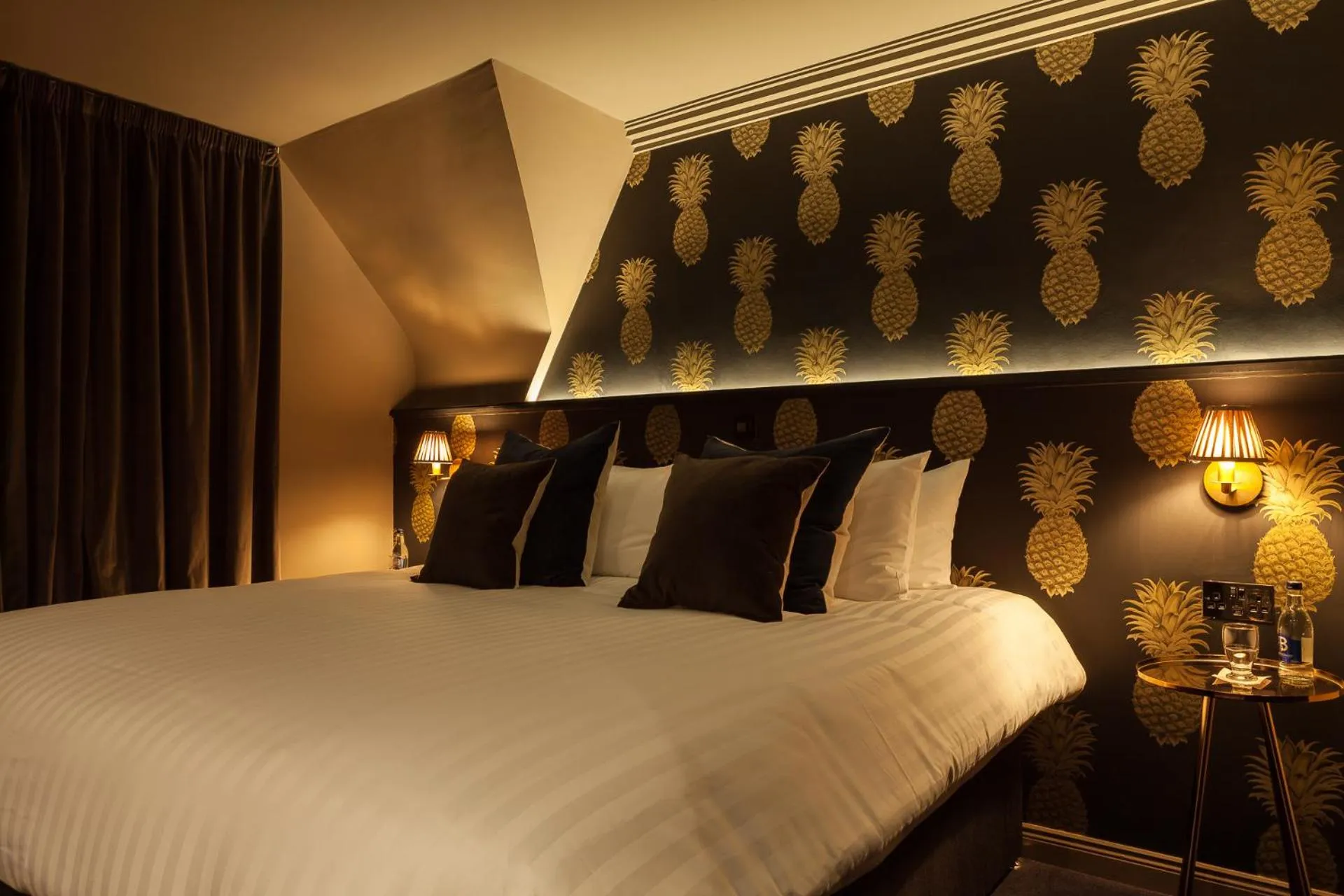 Bed in House Belfast Hotel