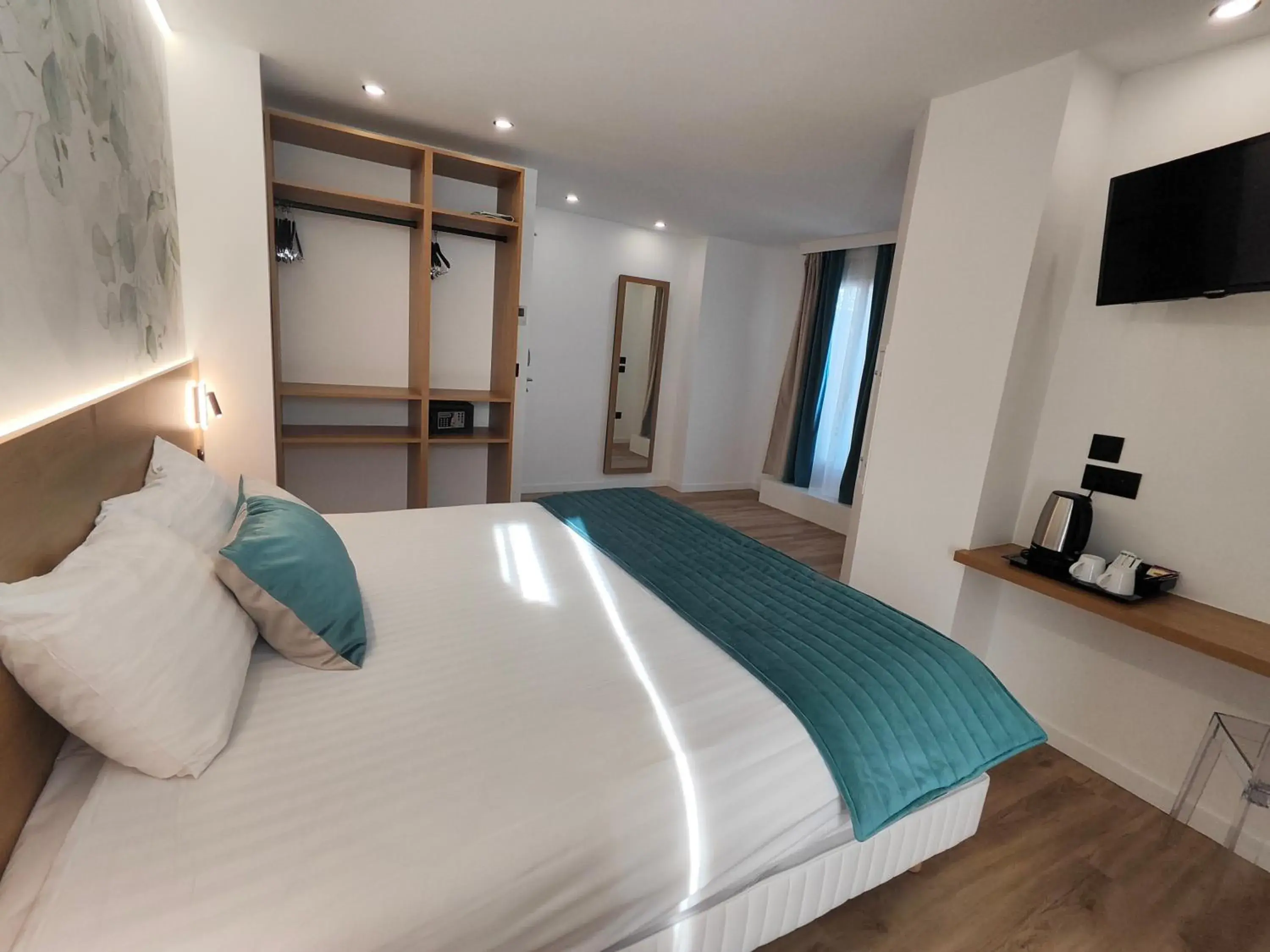 Deluxe Double Room with Balcony in 55 Hôtel Montparnasse Deluxe Double Room with Balcony in 55 Hôtel Montparnasse