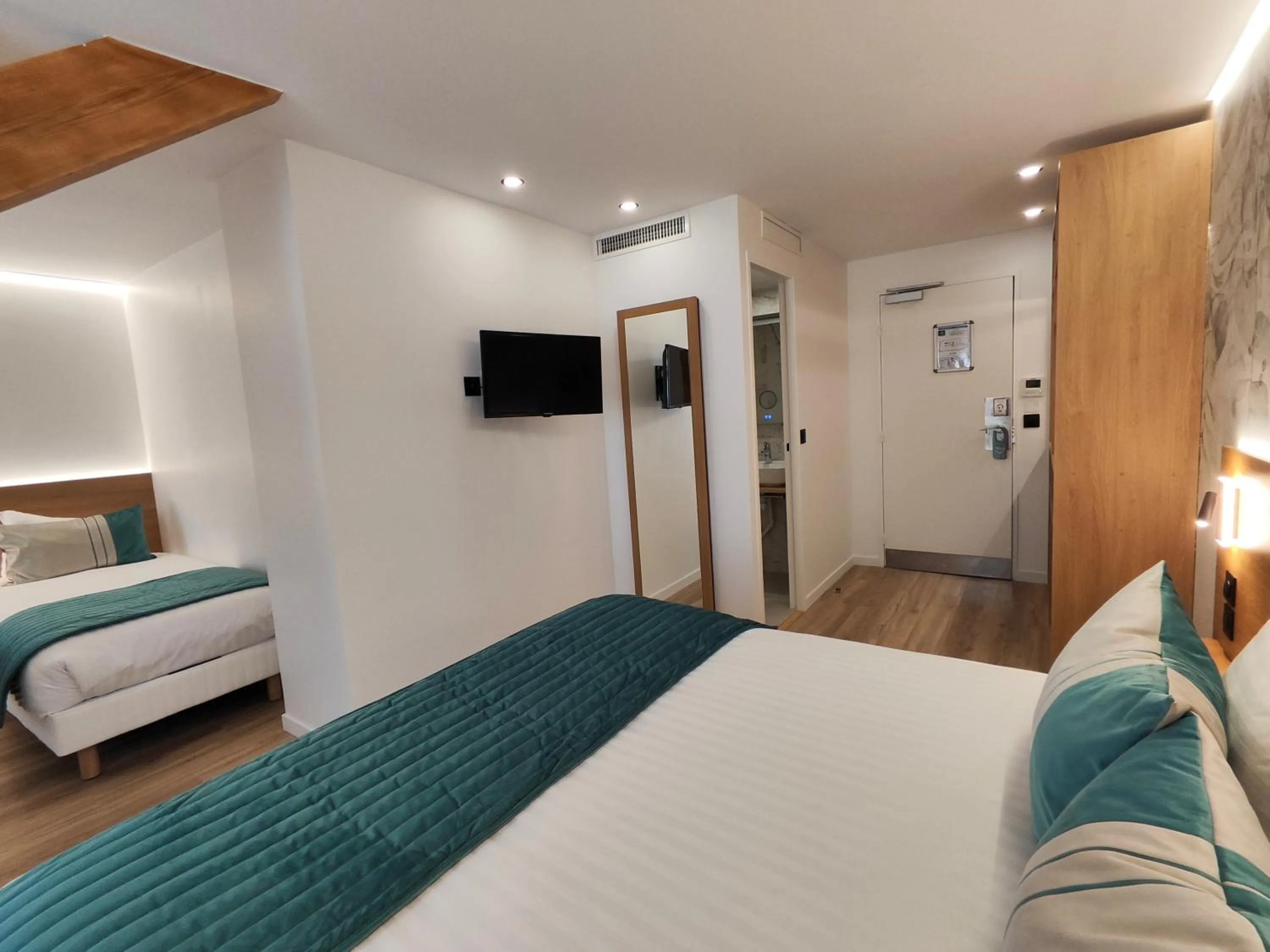 Bed in 55 Hôtel Montparnasse