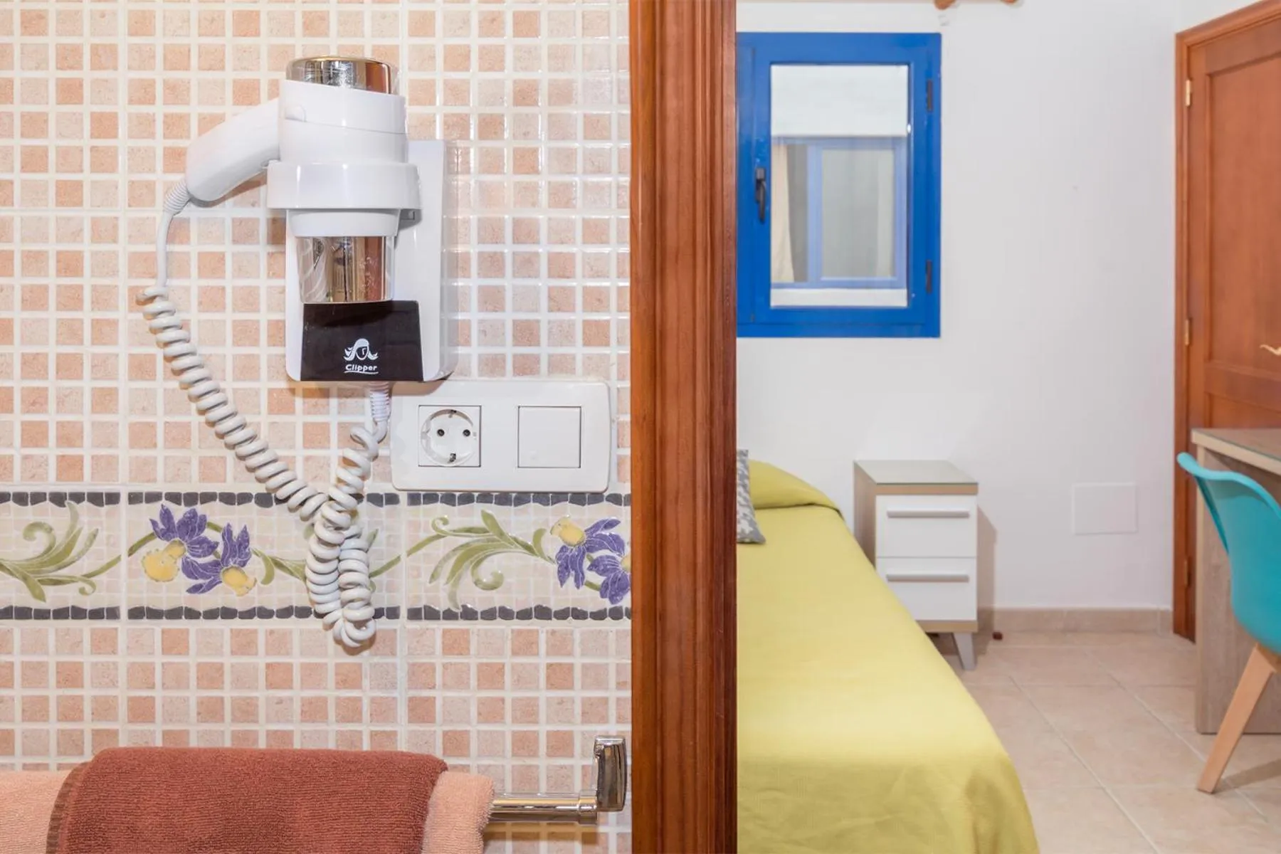 Shower, Bed in Hostal Magec