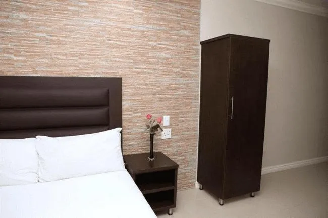 Bed in Bayside Hotel 97 Russell Street