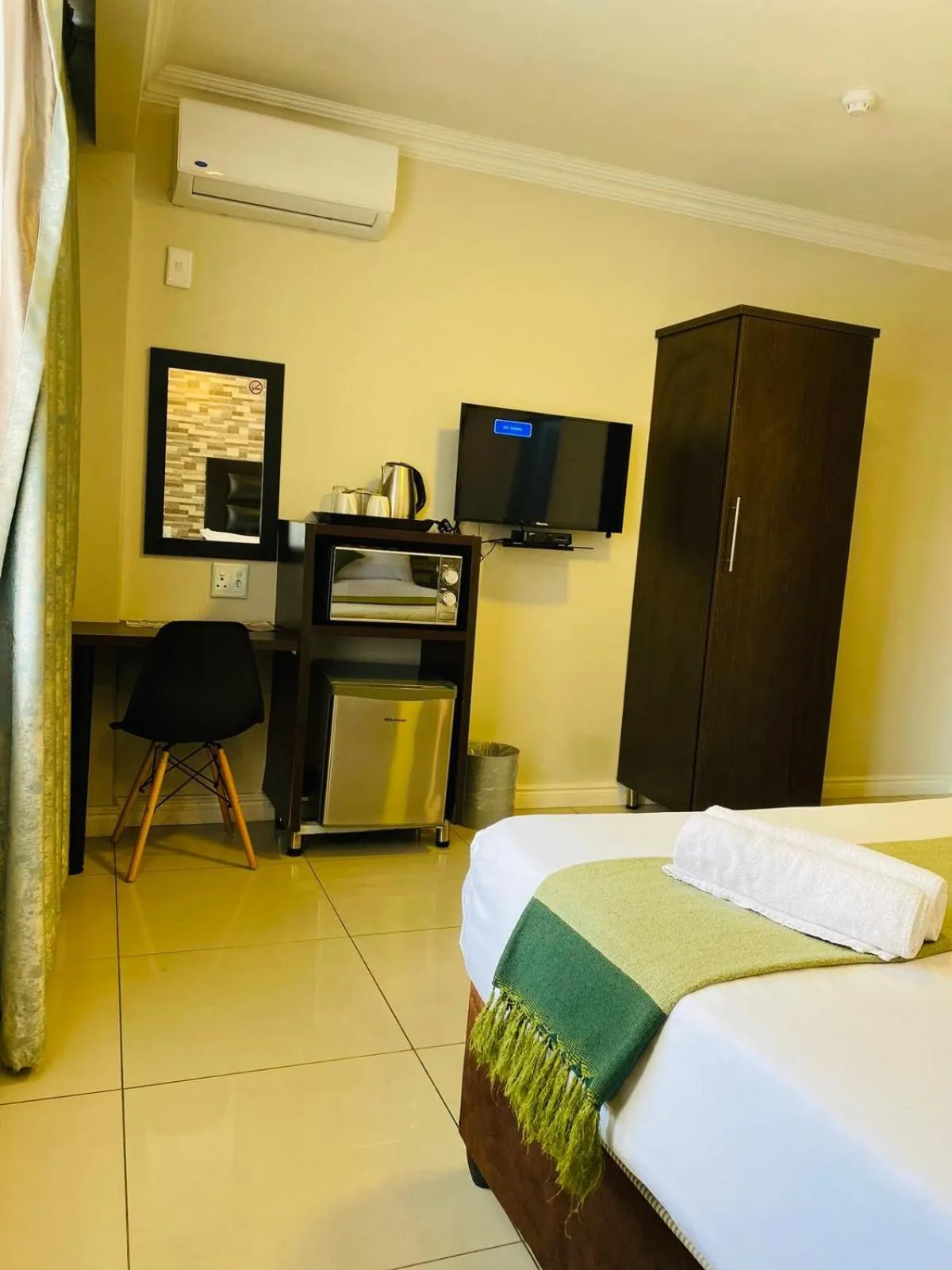 wardrobe, Bed in Bayside Hotel 97 Russell Street