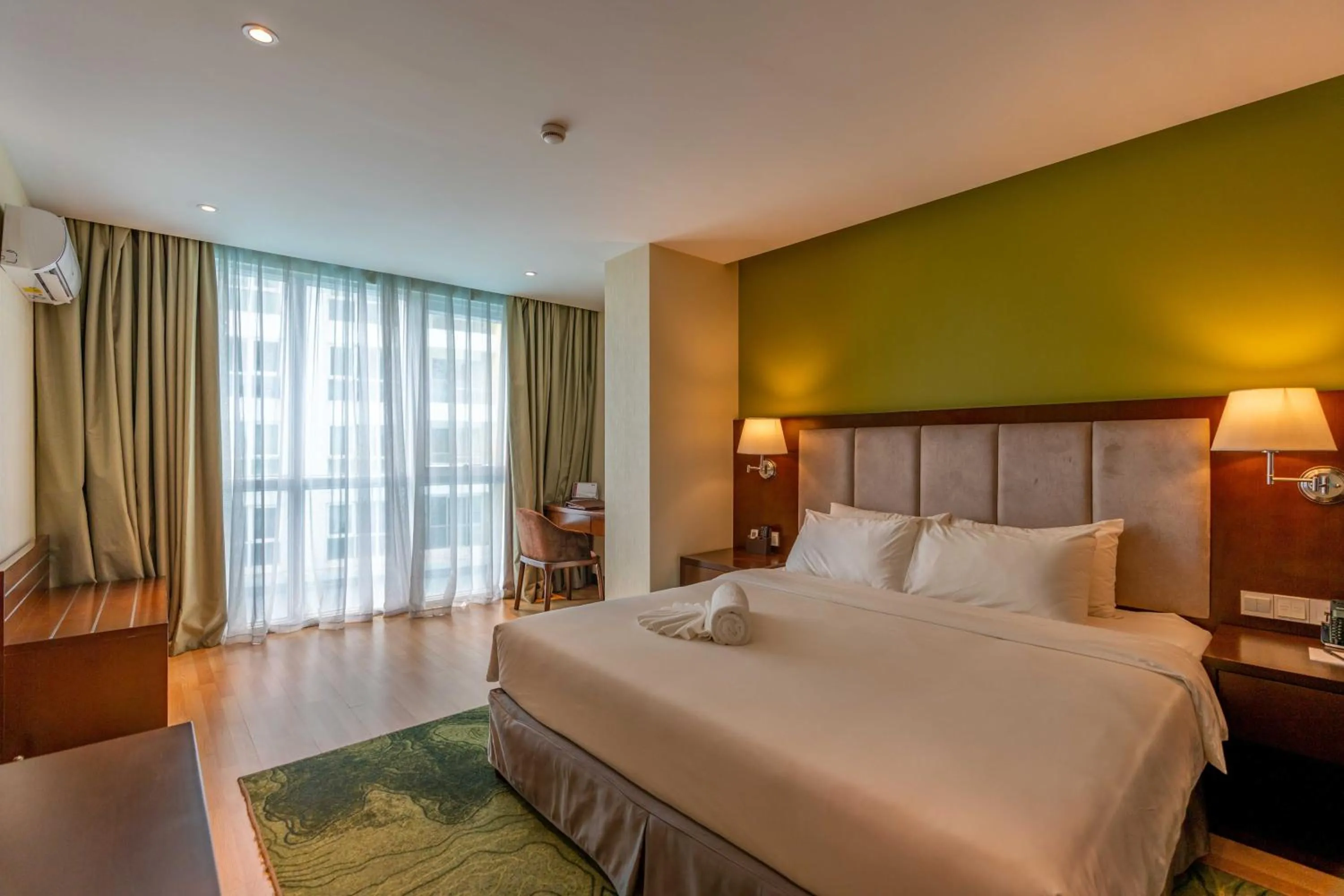 View (from property/room), Bed in Olympia City Hotel by Dara