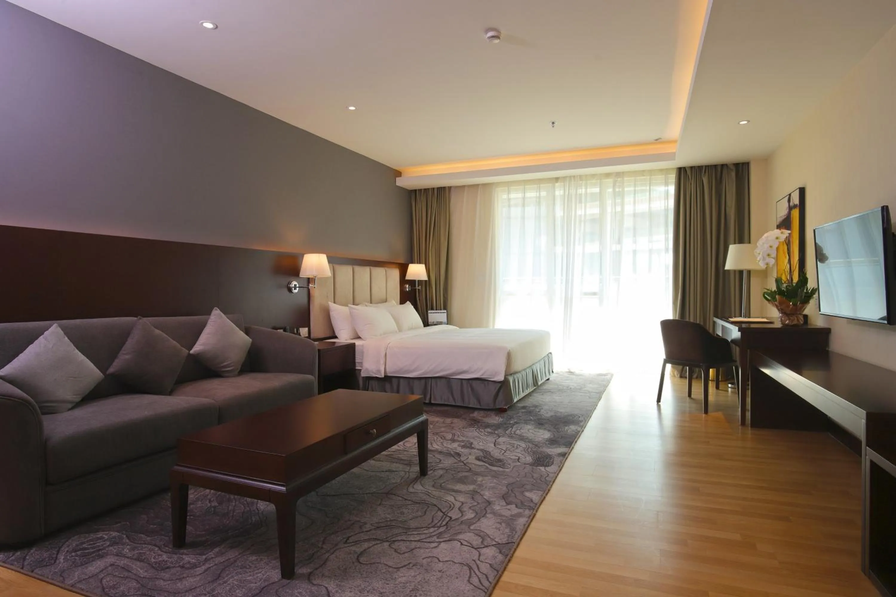 View (from property/room), Bed in Olympia City Hotel by Dara