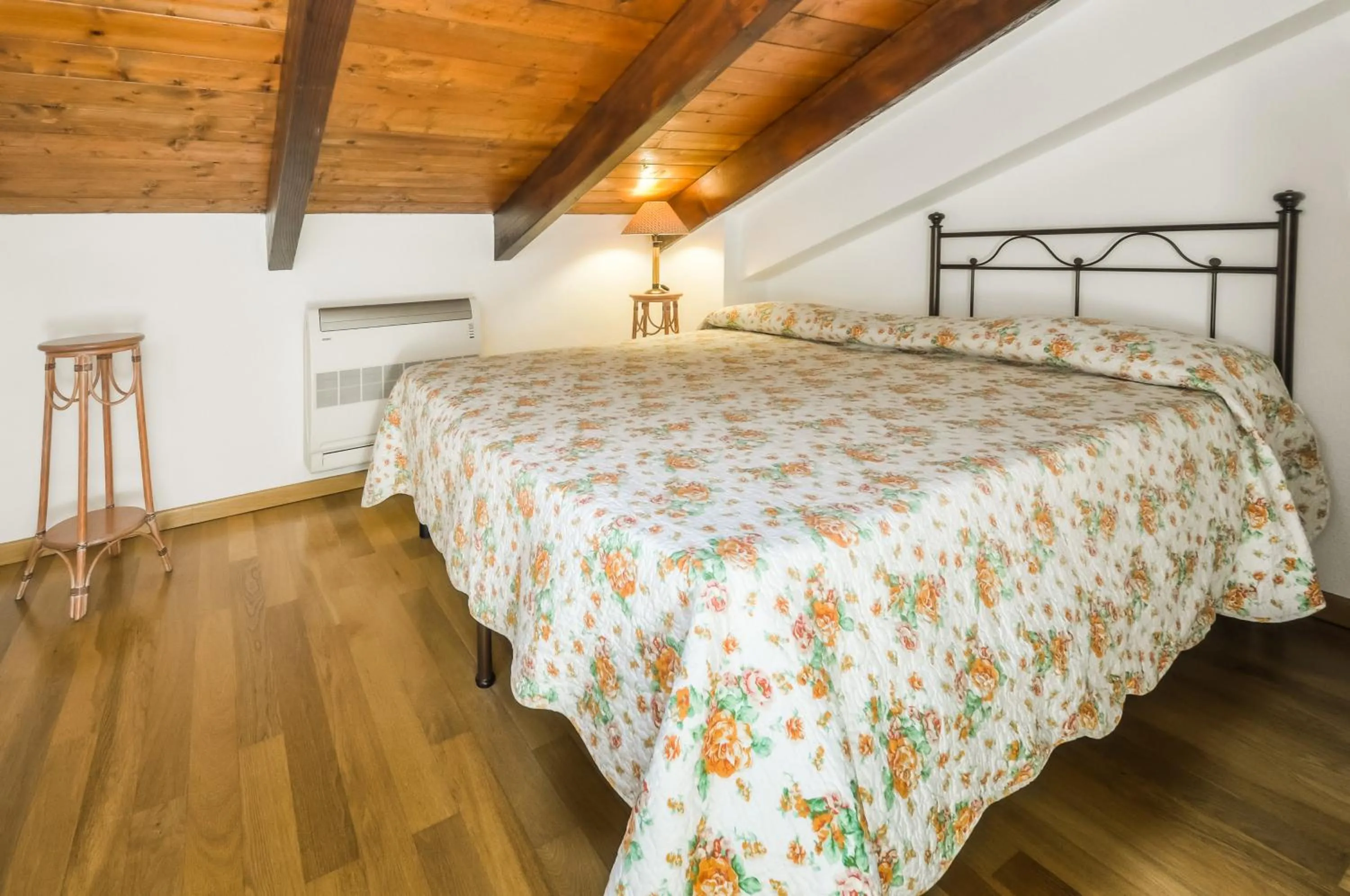 Photo of the whole room, Bed in Quarté Sayàl