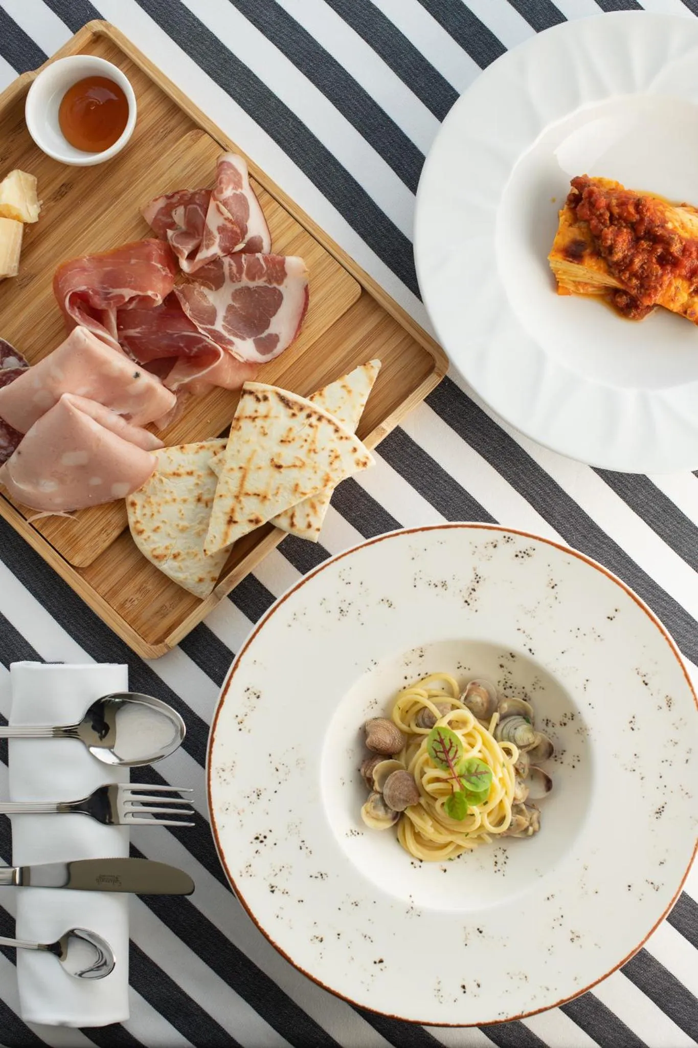 Restaurant/places to eat in Hotel Caesar