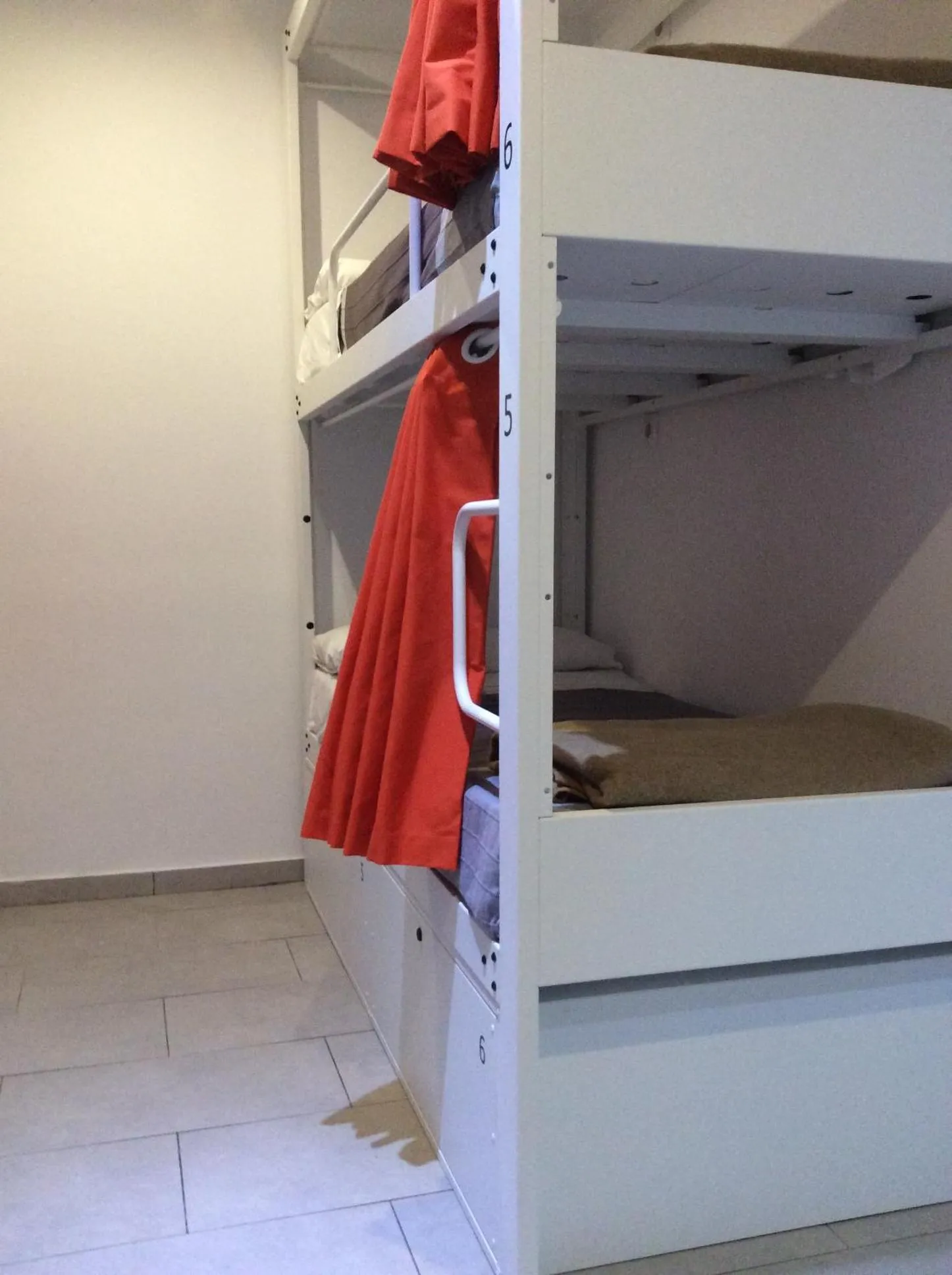 bunk bed in Hostelscat