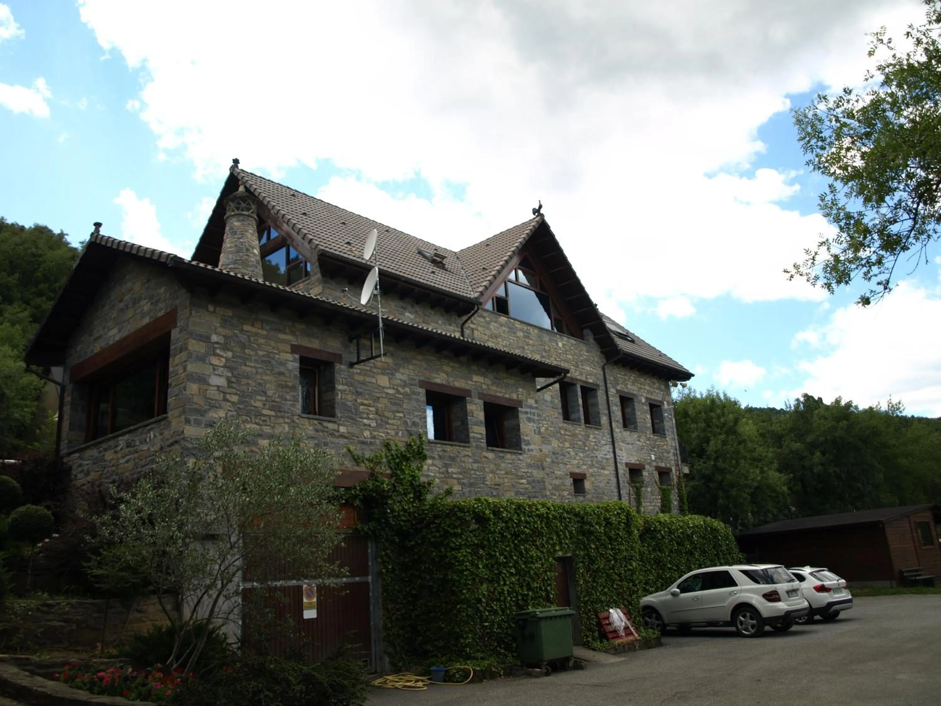 Facade/entrance in wecamp Pirineos