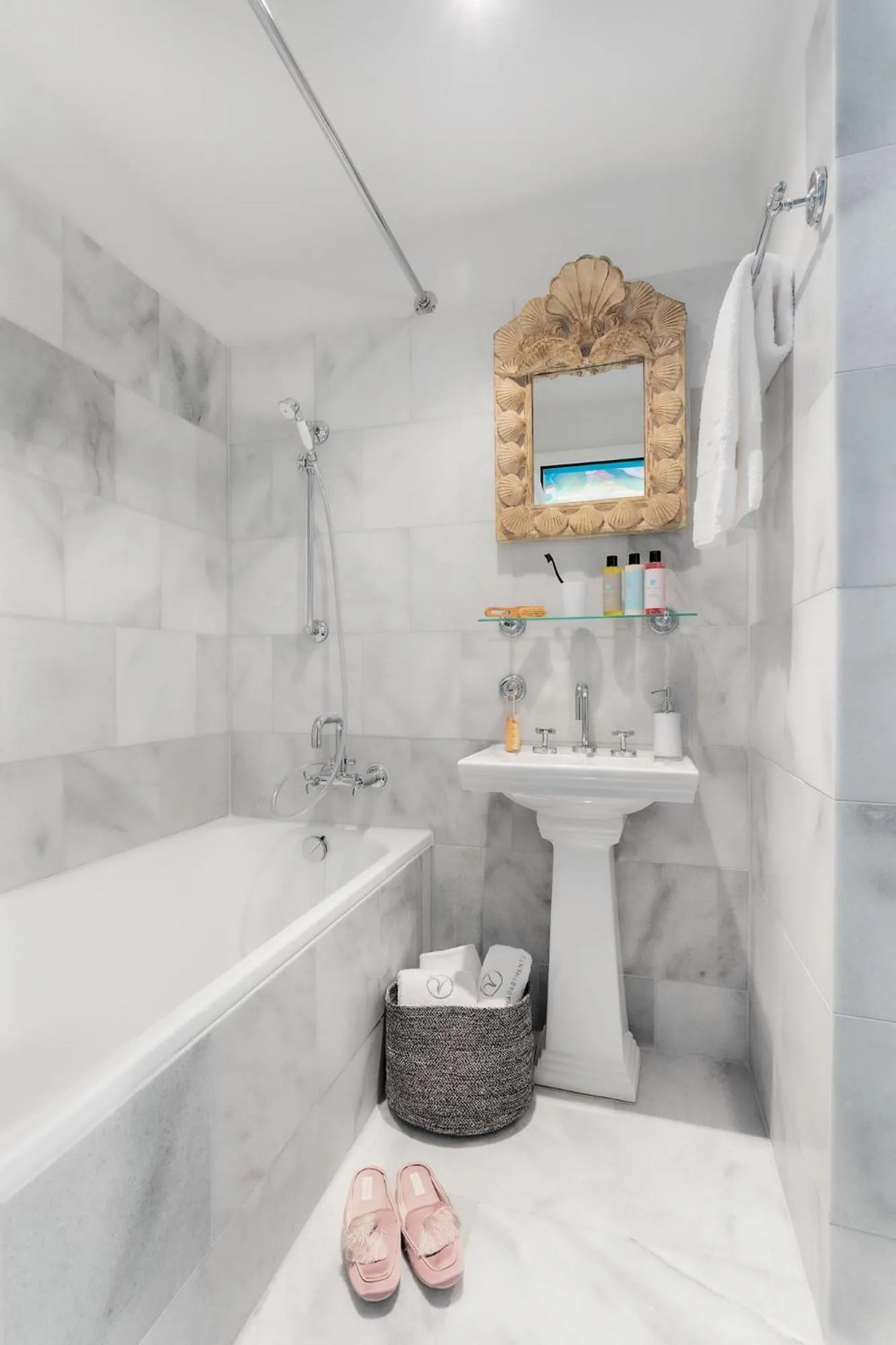 Bathroom in VISIONAPARTMENTS Albertstrasse - contactless check-in