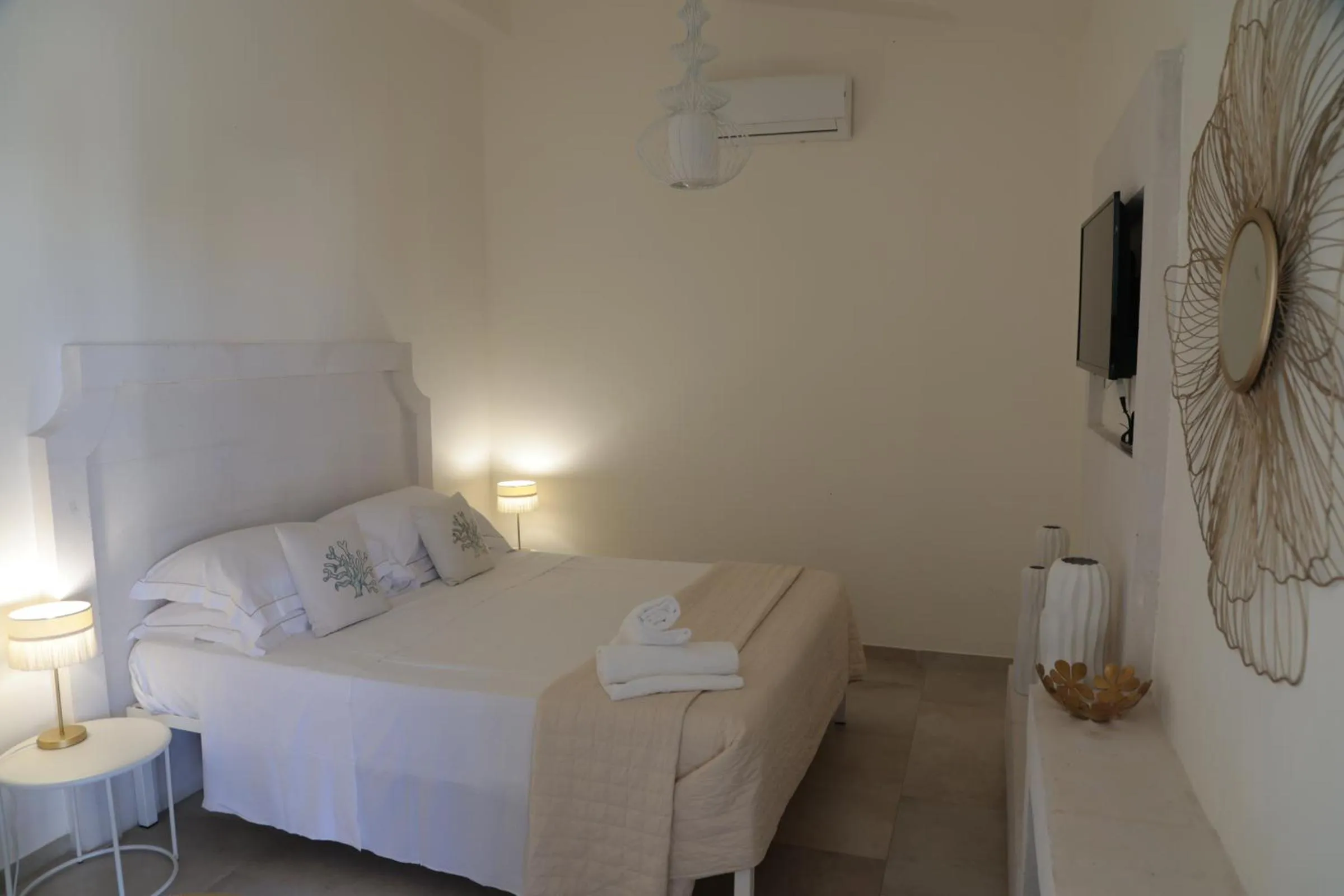 Photo of the whole room, Bed in CORALLI DEL PLEMMIRIO