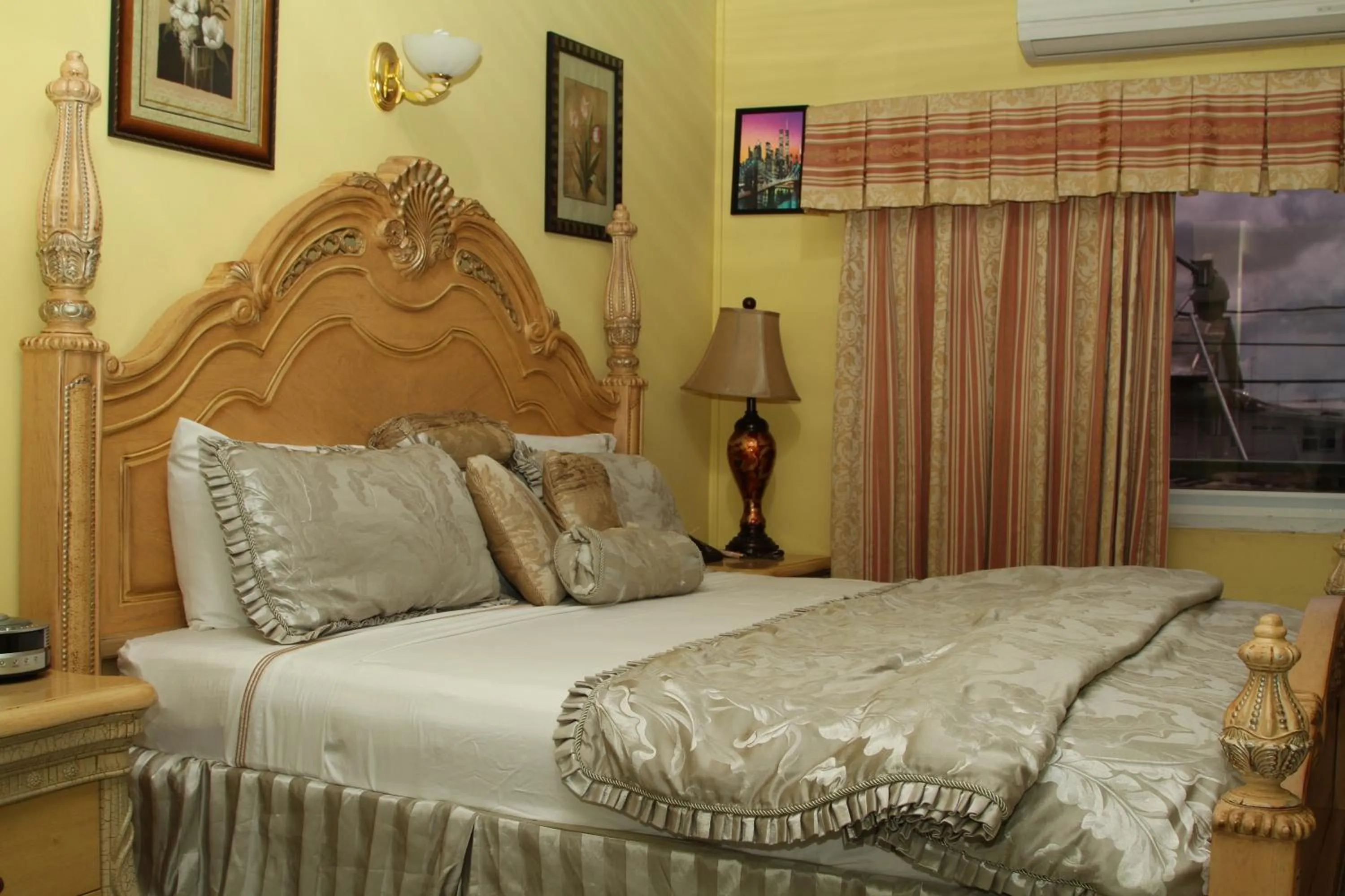 Bed in PG Quality Inn