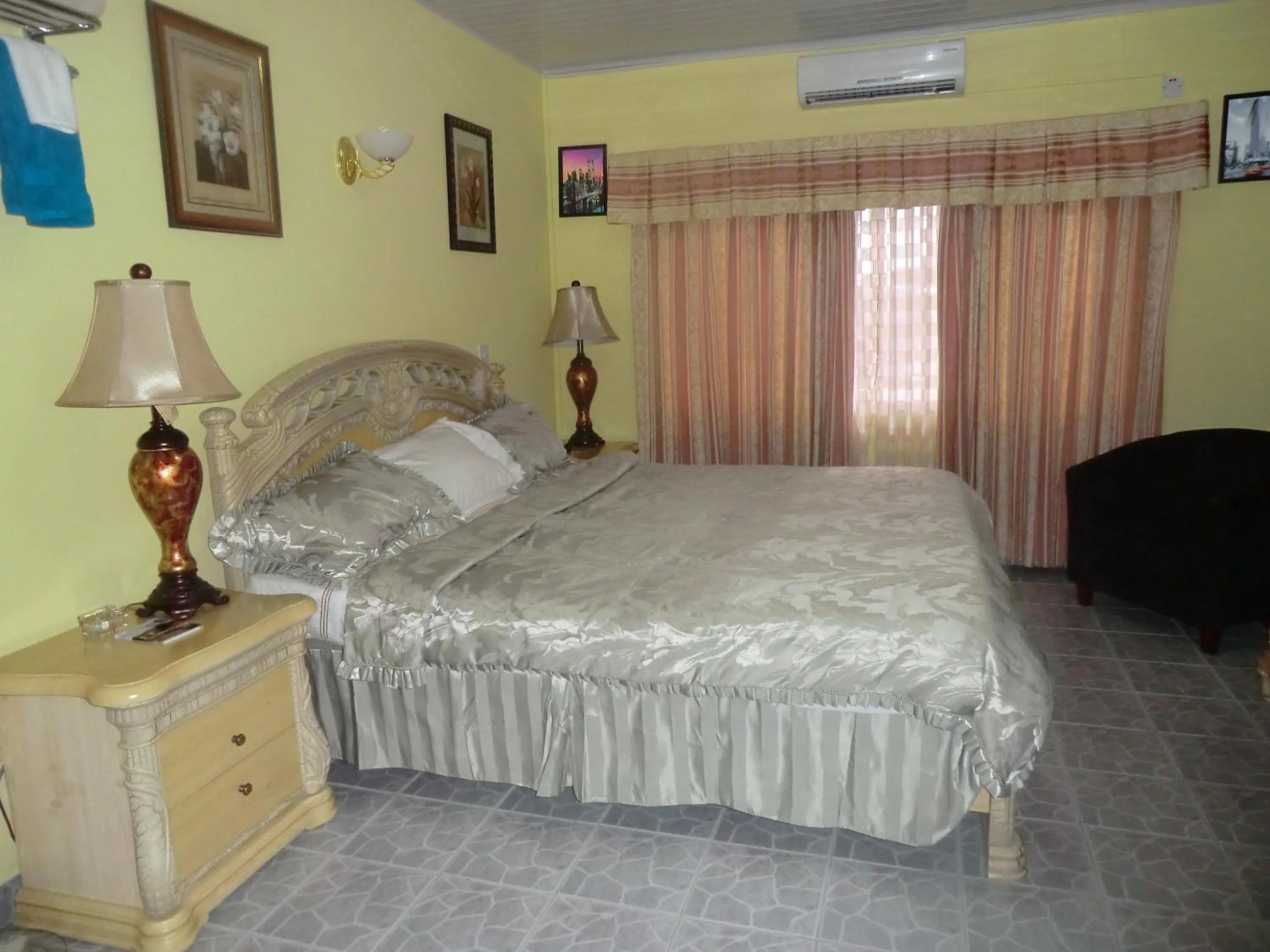 Photo of the whole room, Bed in PG Quality Inn