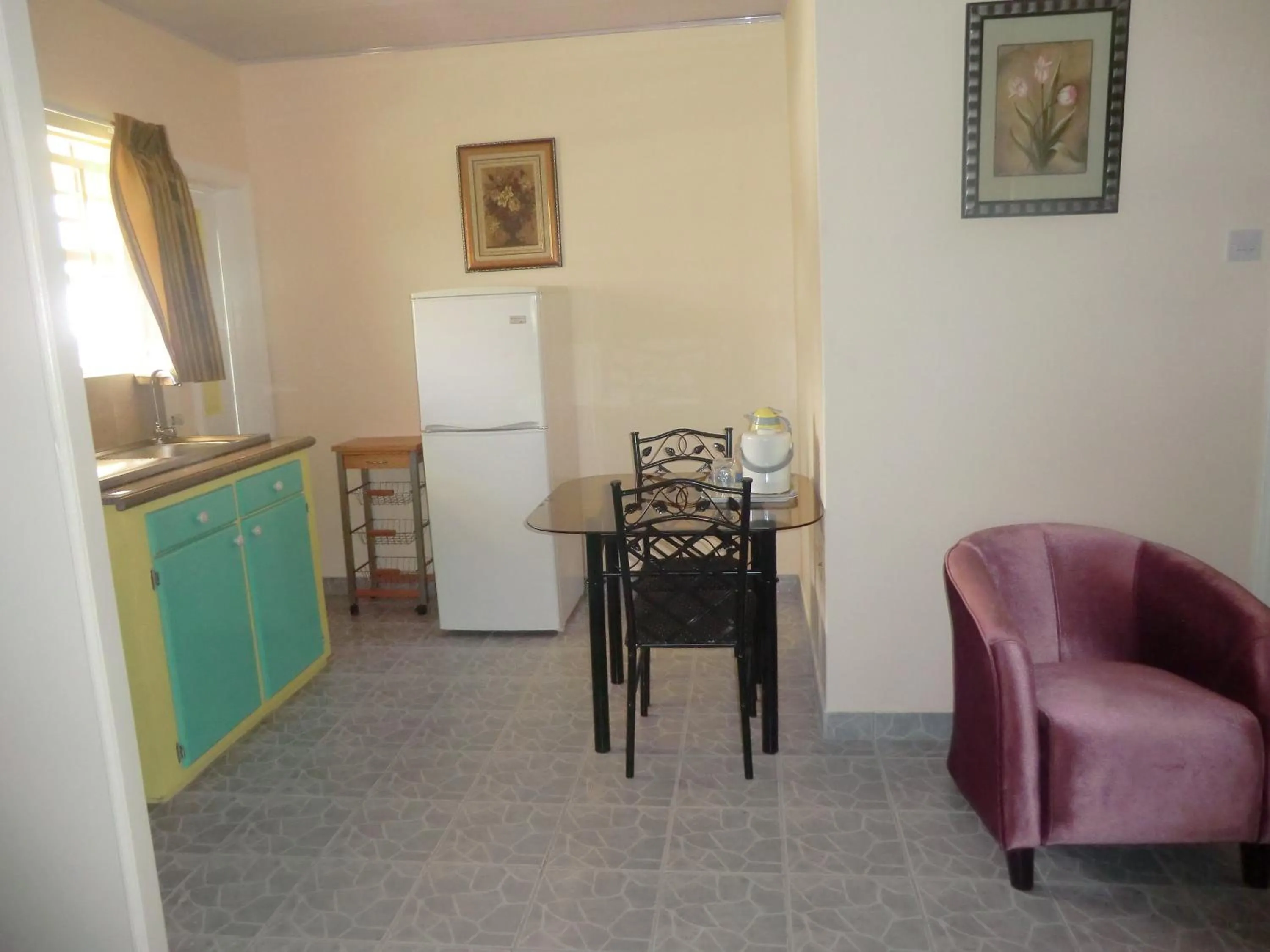Kitchen or kitchenette in PG Quality Inn