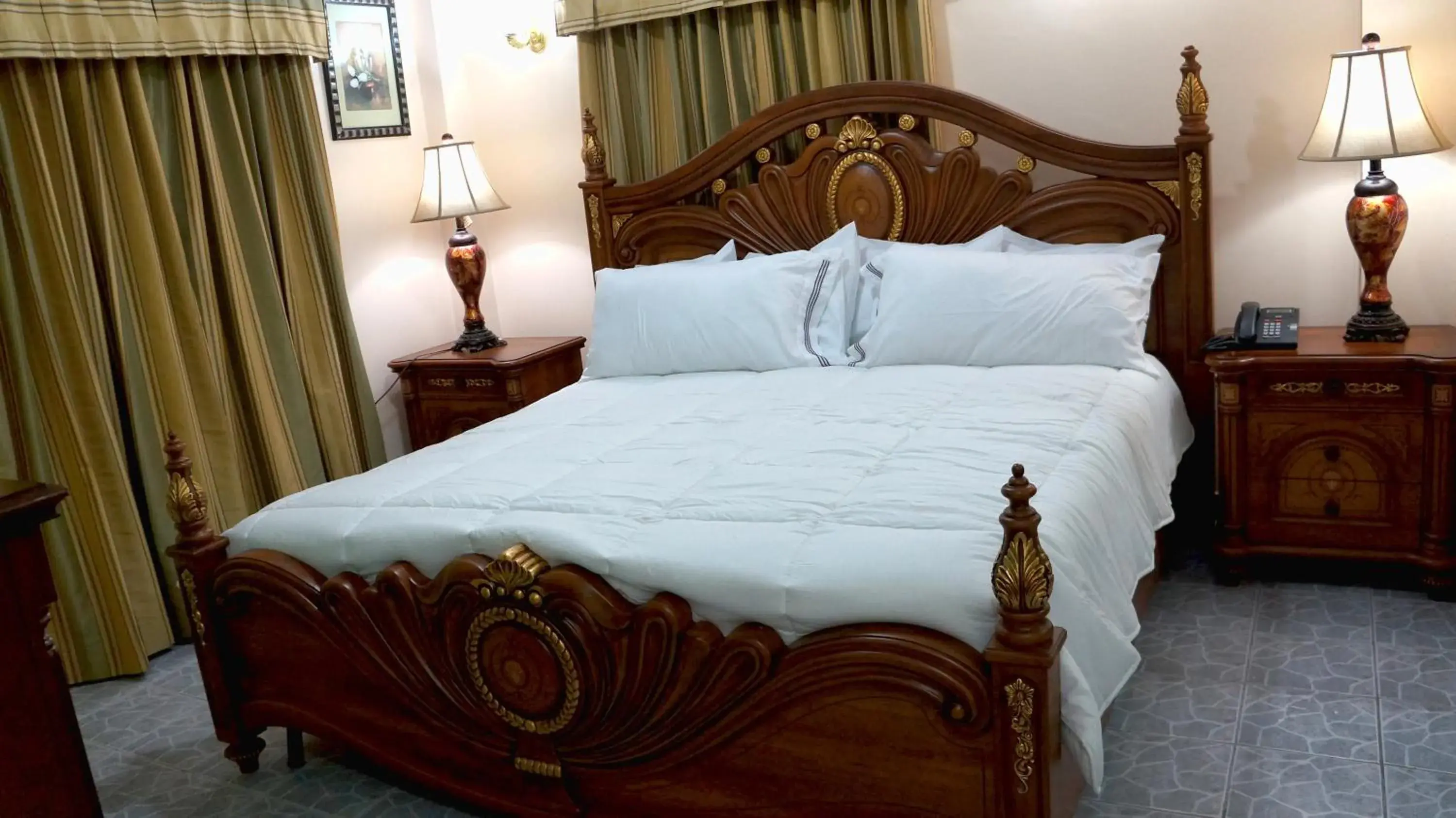 Superior King Room in PG Quality Inn Superior King Room in PG Quality Inn