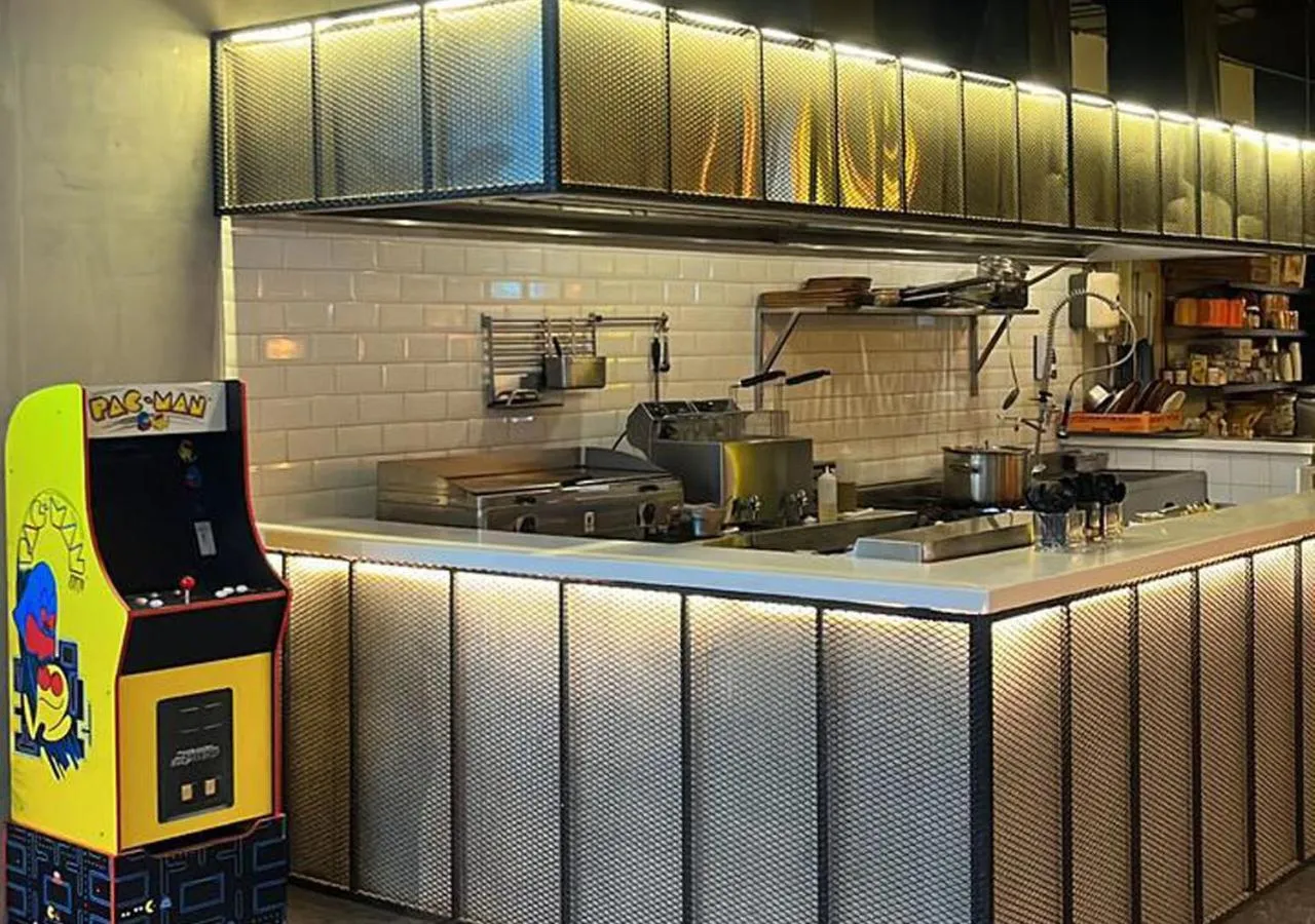 Restaurant/places to eat in Ayan Hotel