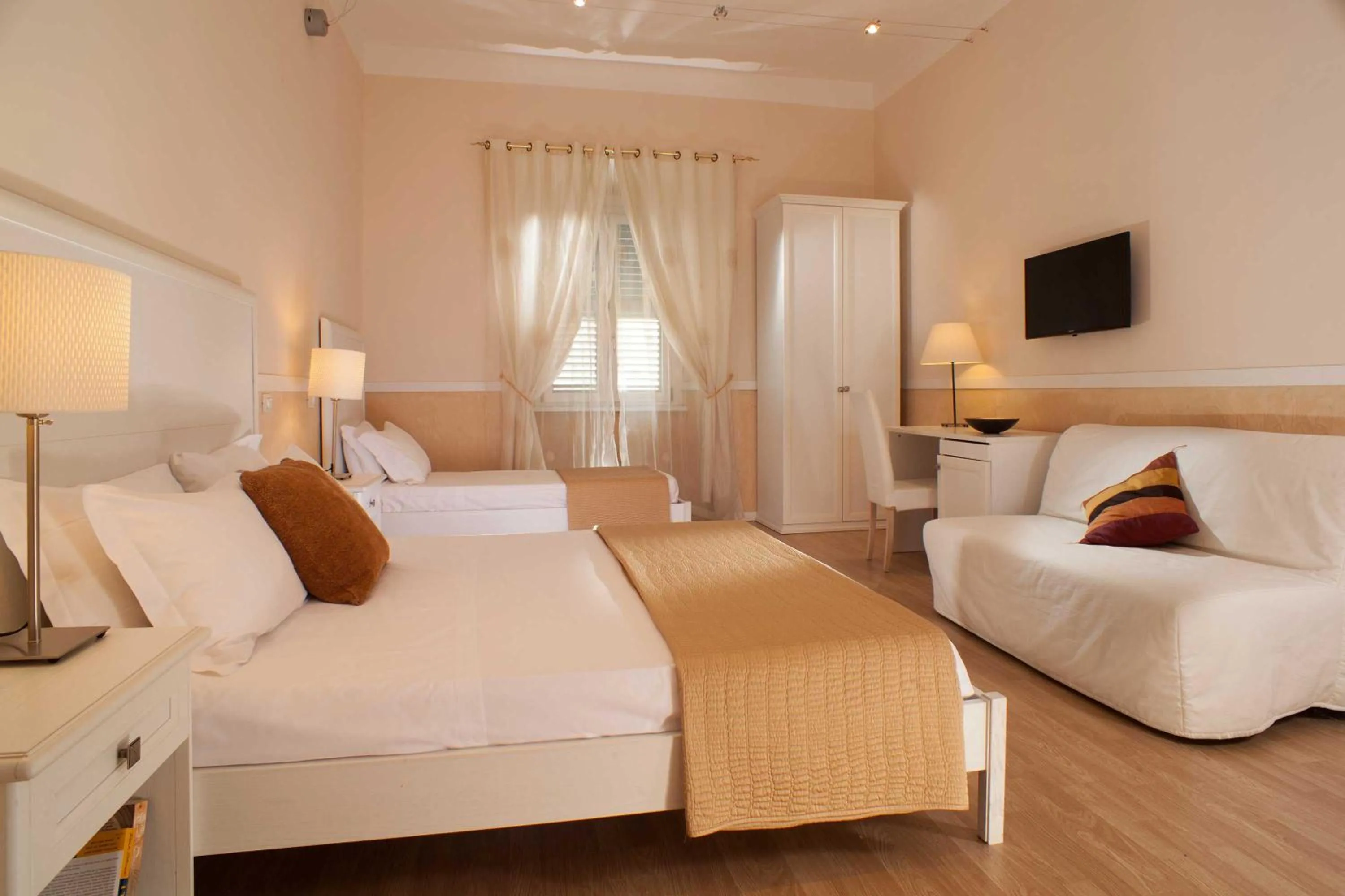 Bedroom, Bed in Domus Liberius - Rome