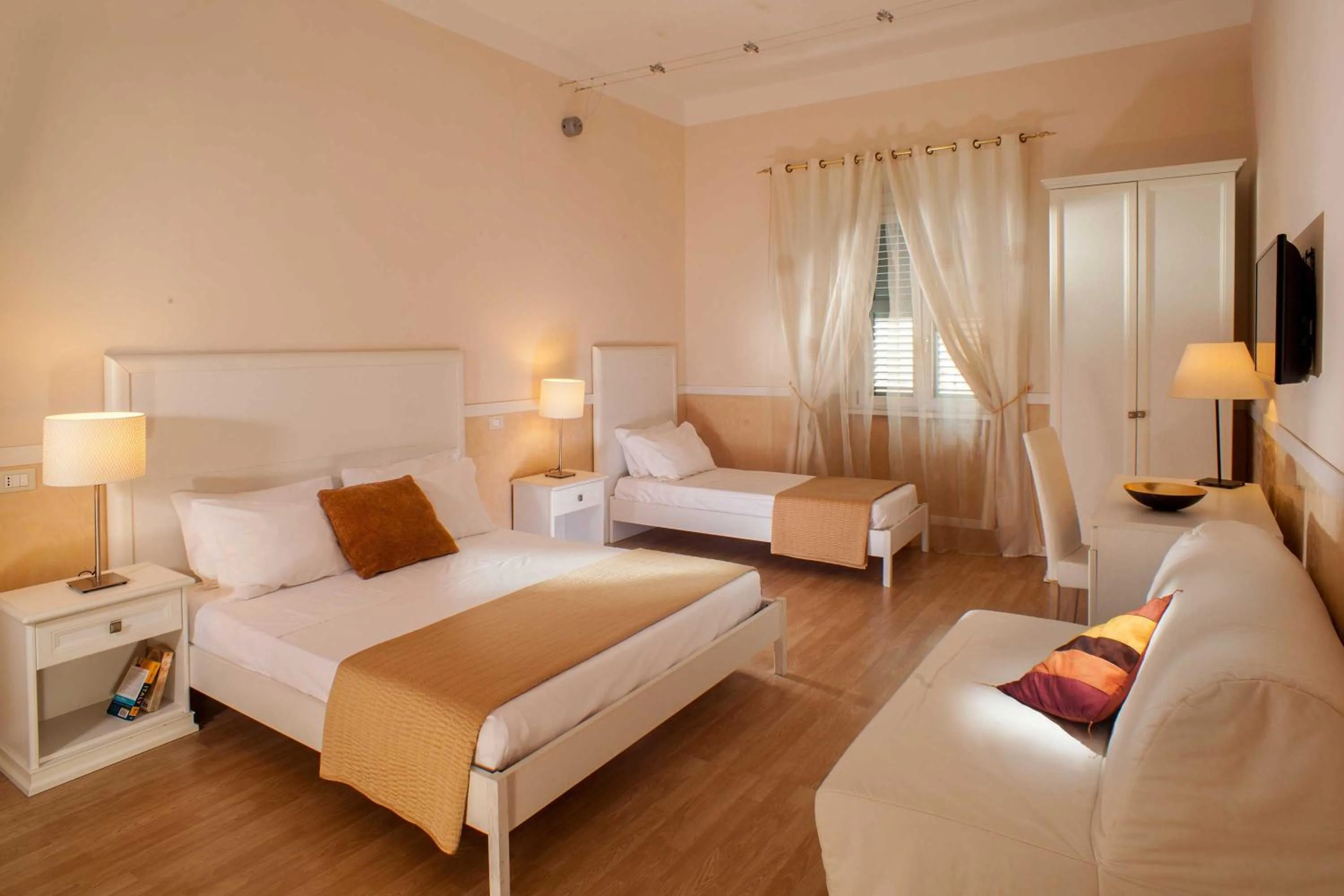 Bedroom, Bed in Domus Liberius - Rome