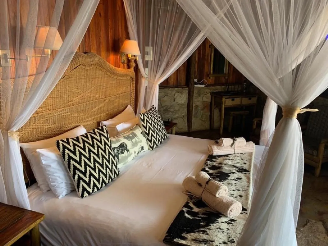 Bedroom, Bed in Shayamoya Tiger Fishing and Game Lodge