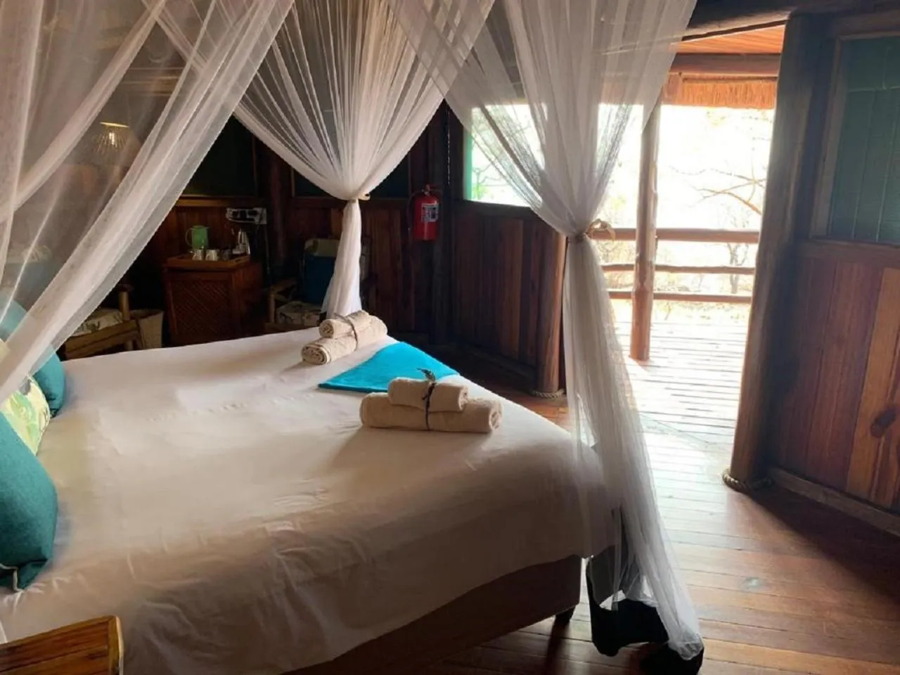 Bedroom, Bed in Shayamoya Tiger Fishing and Game Lodge