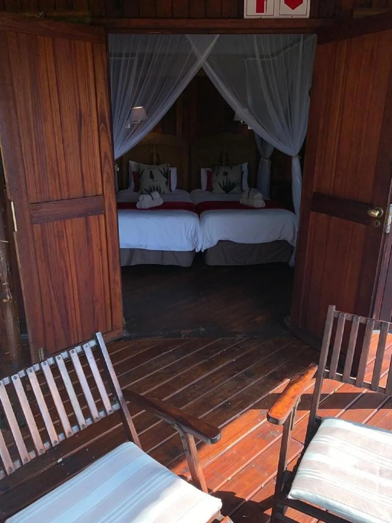 Photo of the whole room, Bed in Shayamoya Tiger Fishing and Game Lodge