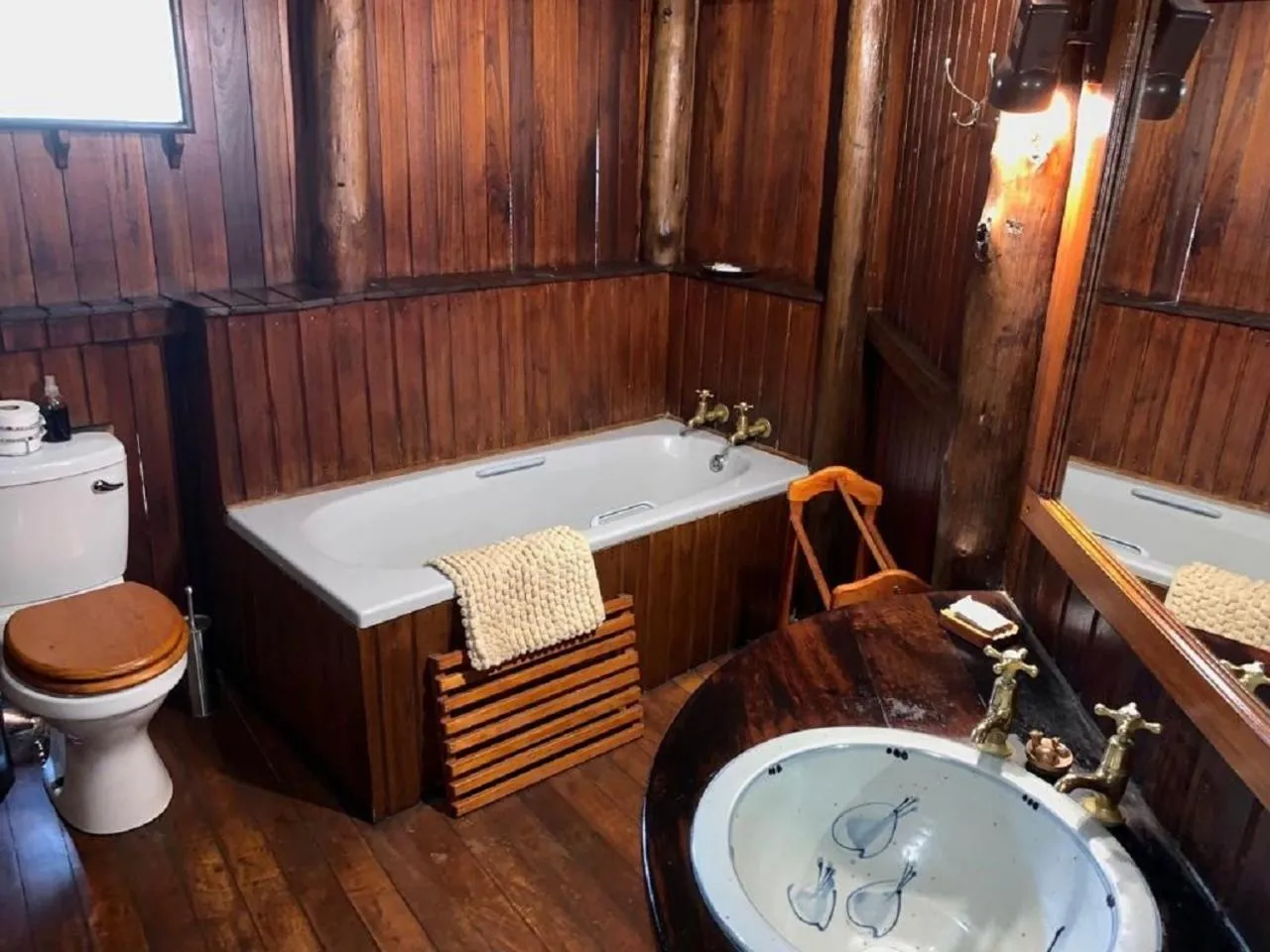 Bathroom in Shayamoya Tiger Fishing and Game Lodge