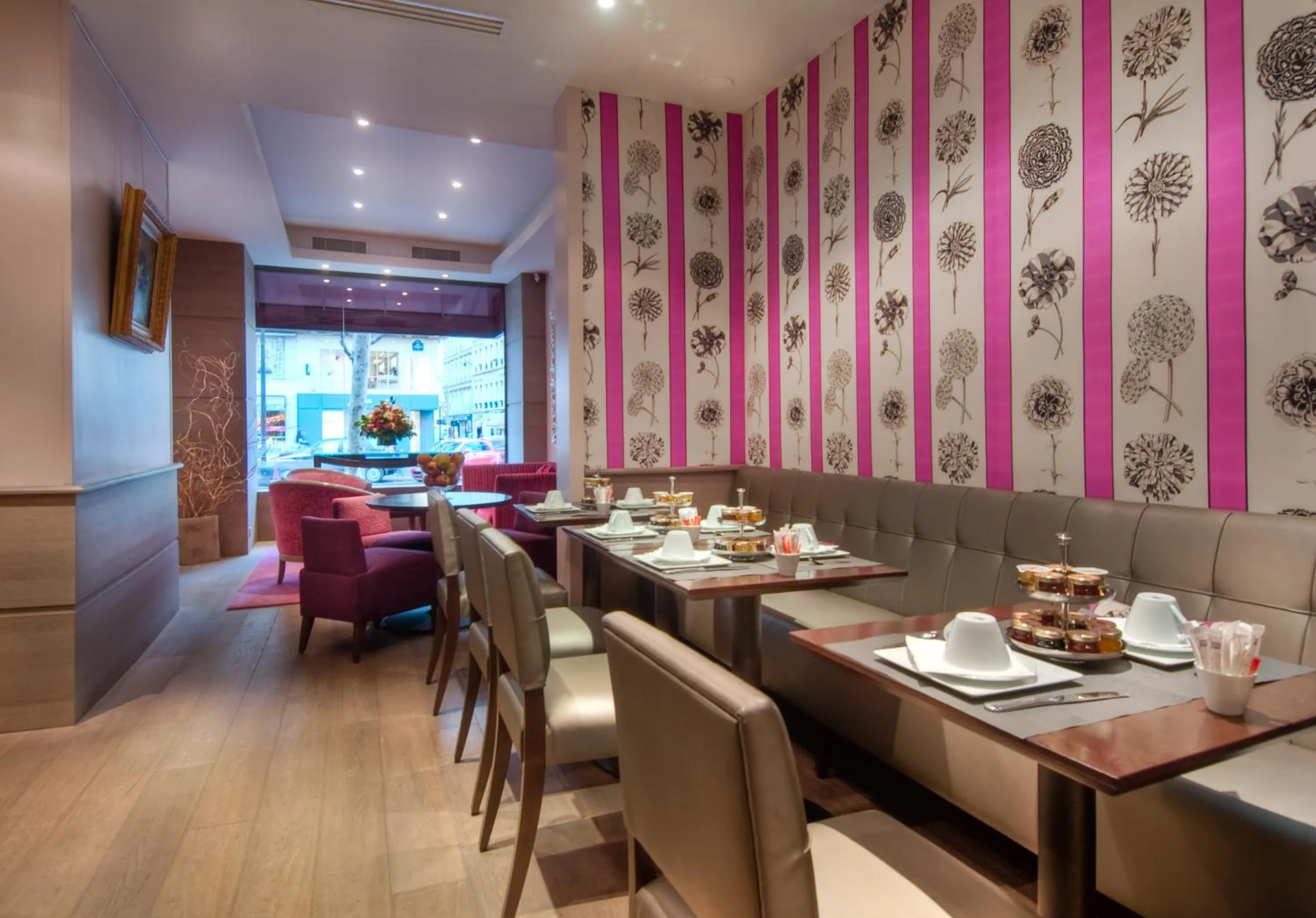 Restaurant/places to eat in Hotel Massena