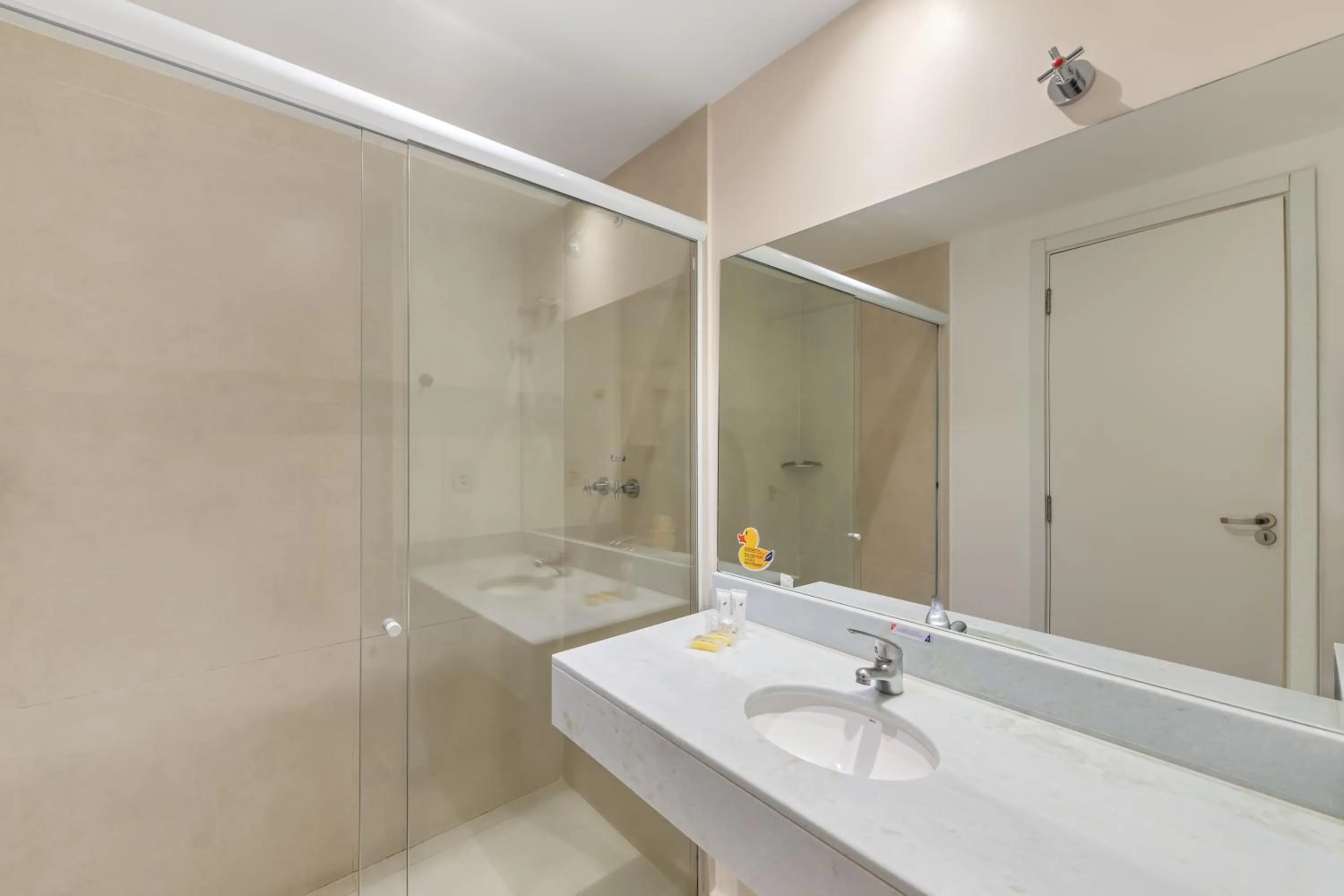 Shower in Blue Tree Towers Jaguariúna