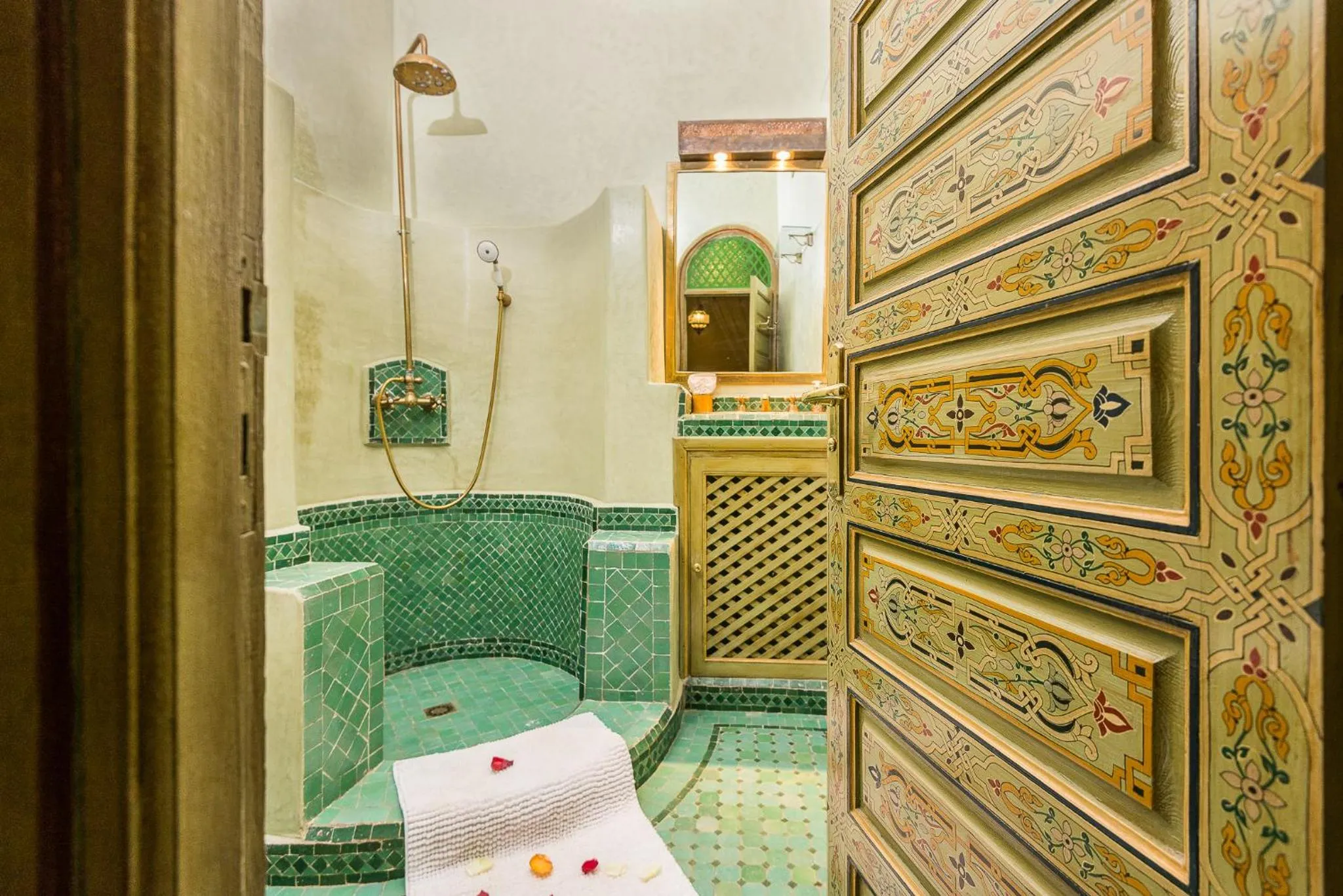 Shower in Riad Tahyra