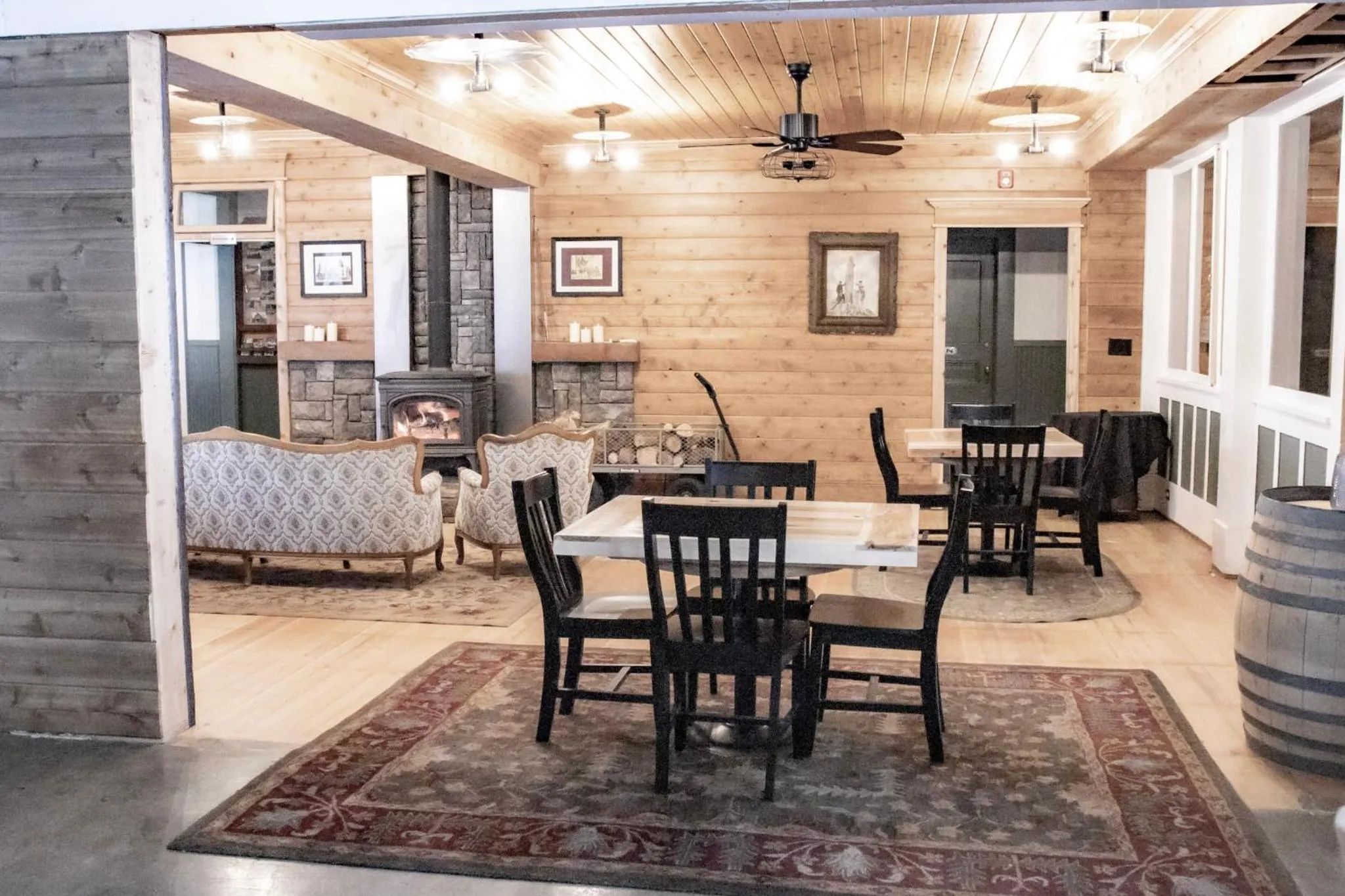 Lobby or reception in McCloud River Bed and Breakfast