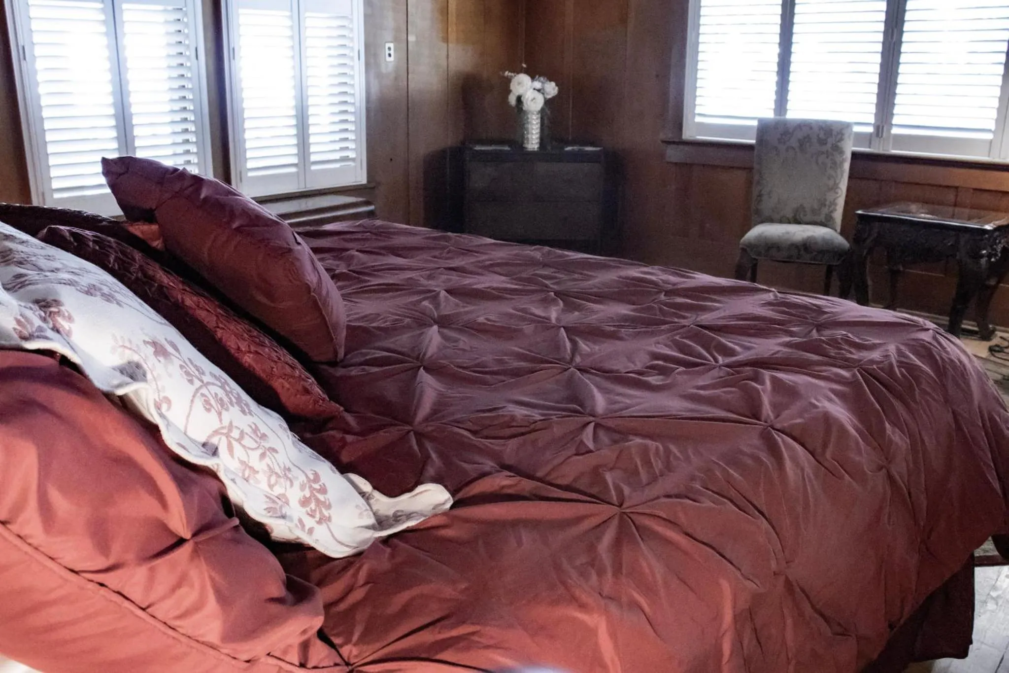 Bed in McCloud River Bed and Breakfast