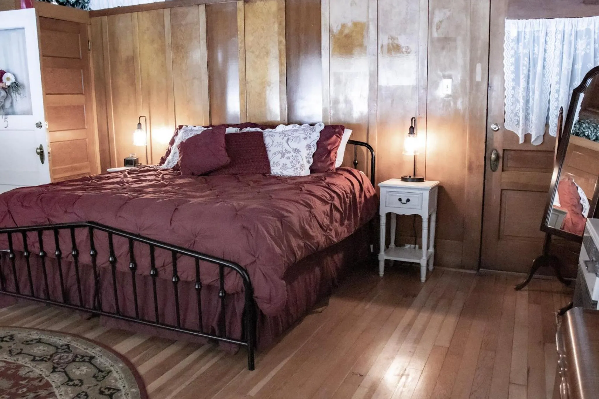 Bed in McCloud River Bed and Breakfast